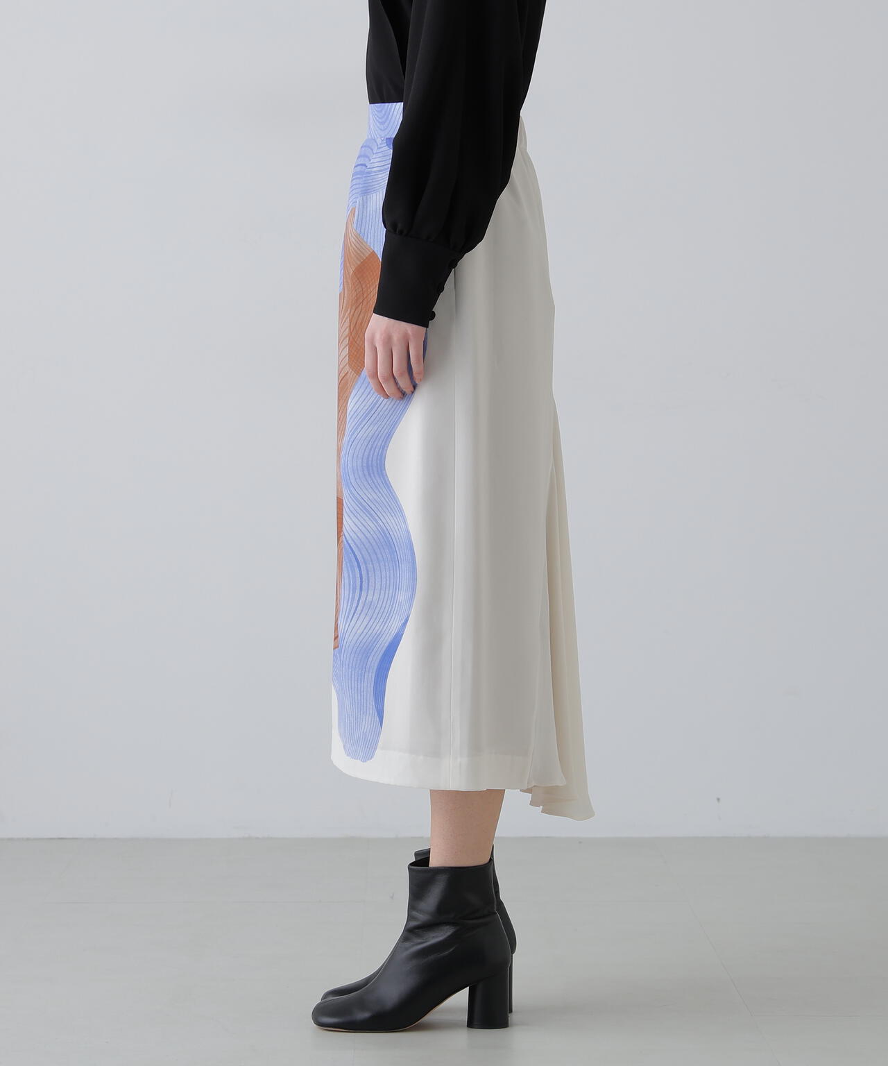 コントゥアープリントスカート