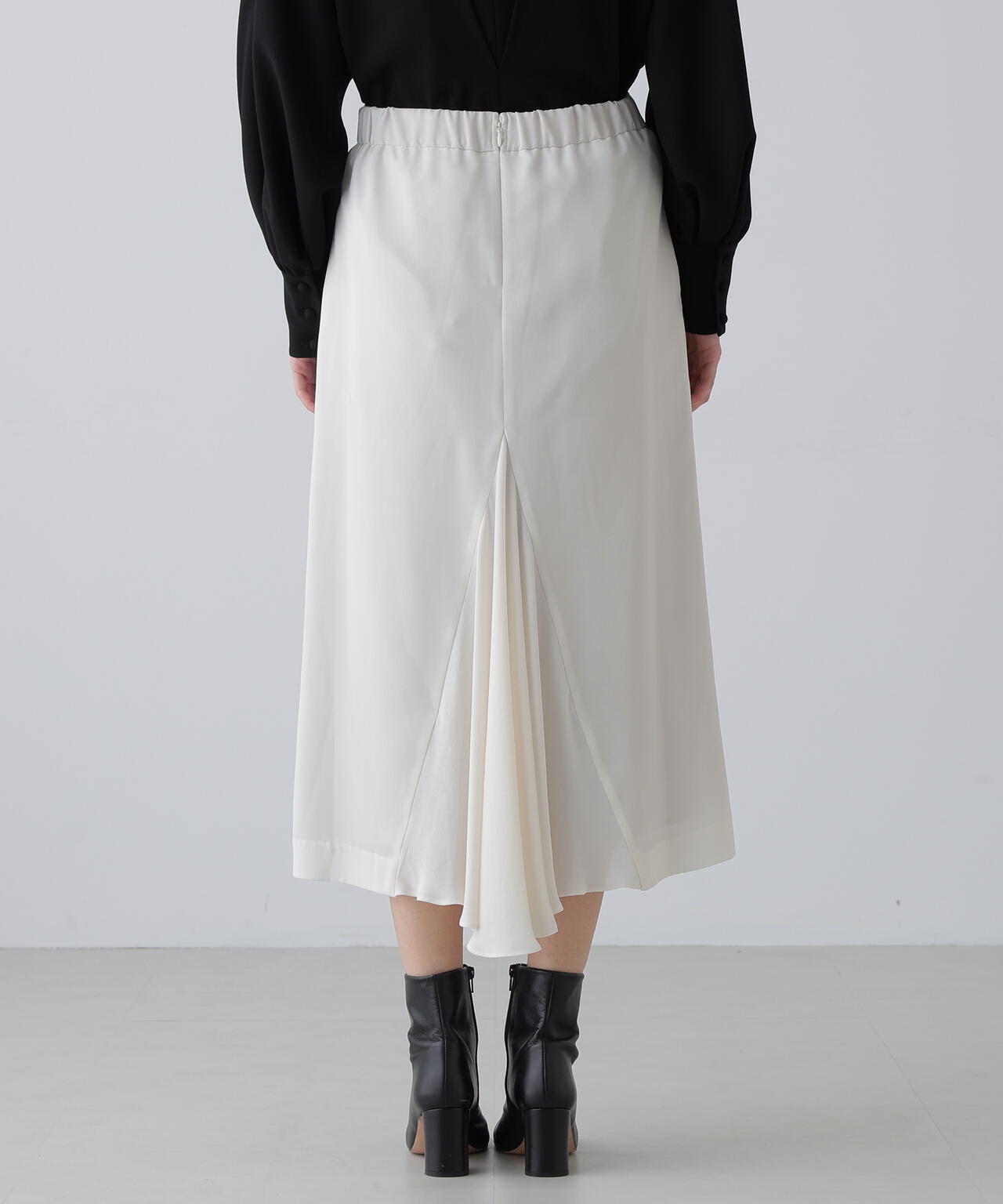 コントゥアープリントスカート