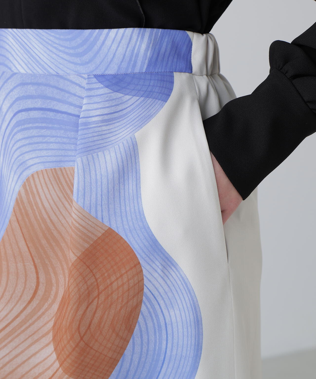 コントゥアープリントスカート