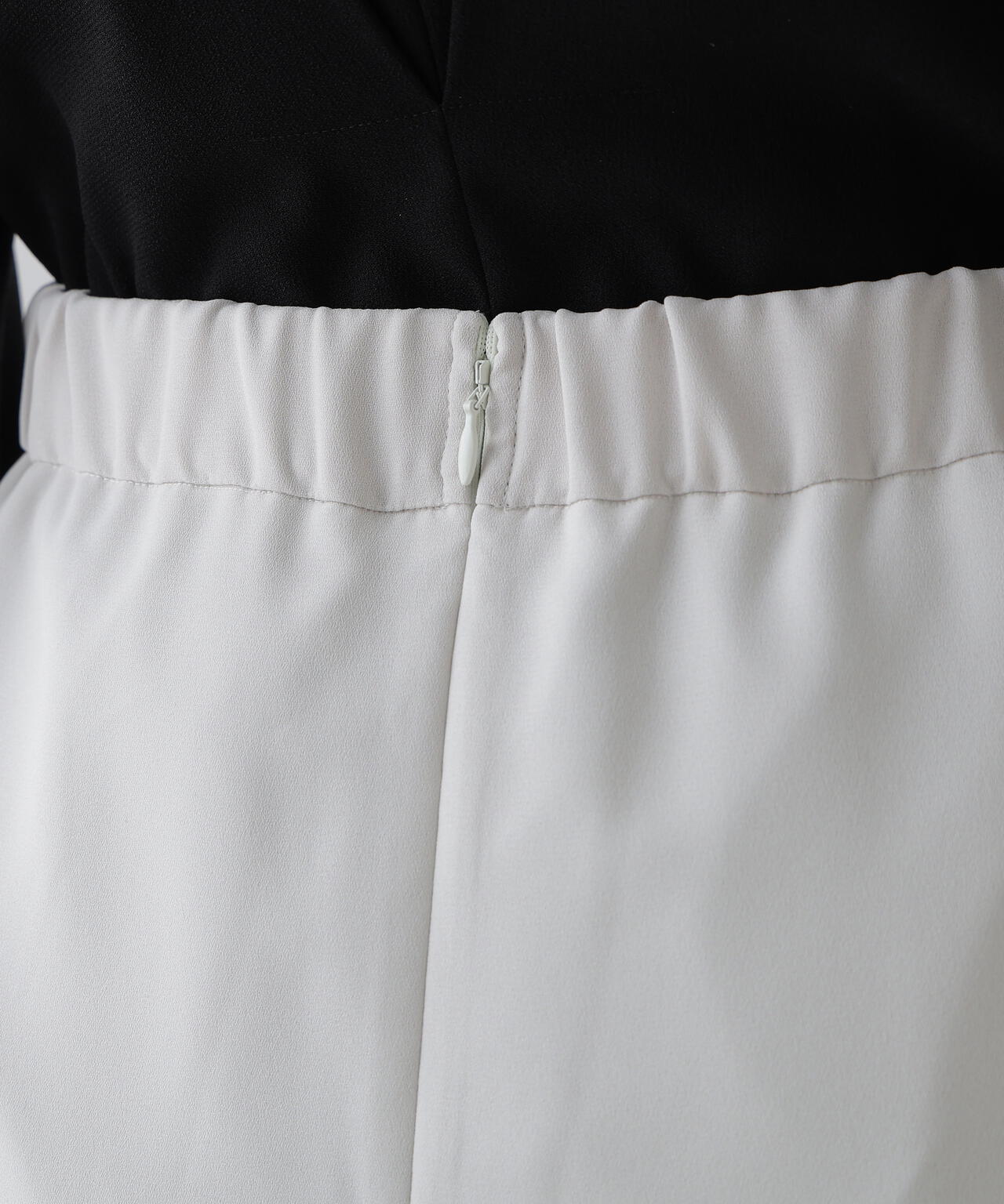 コントゥアープリントスカート