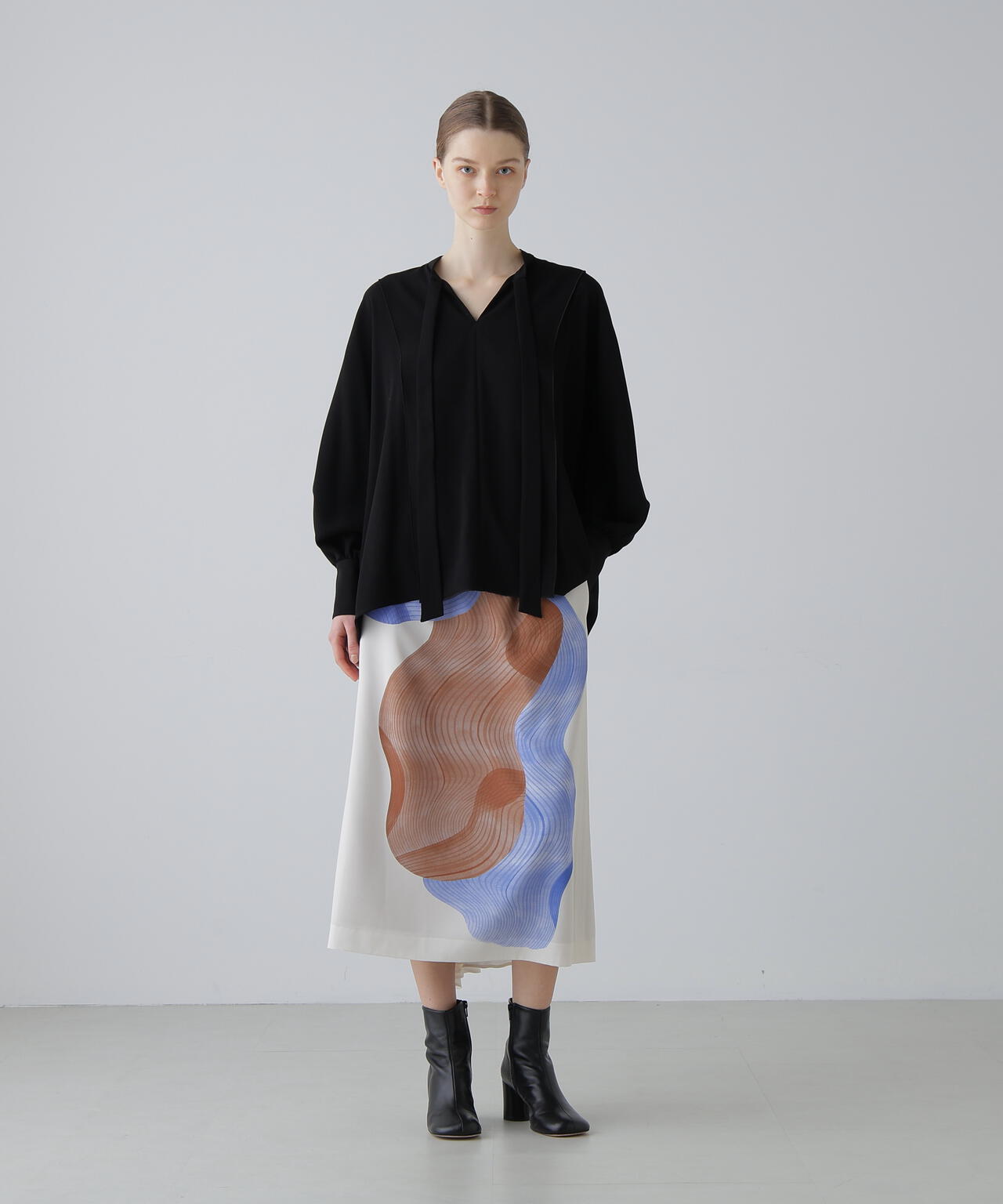 コントゥアープリントスカート