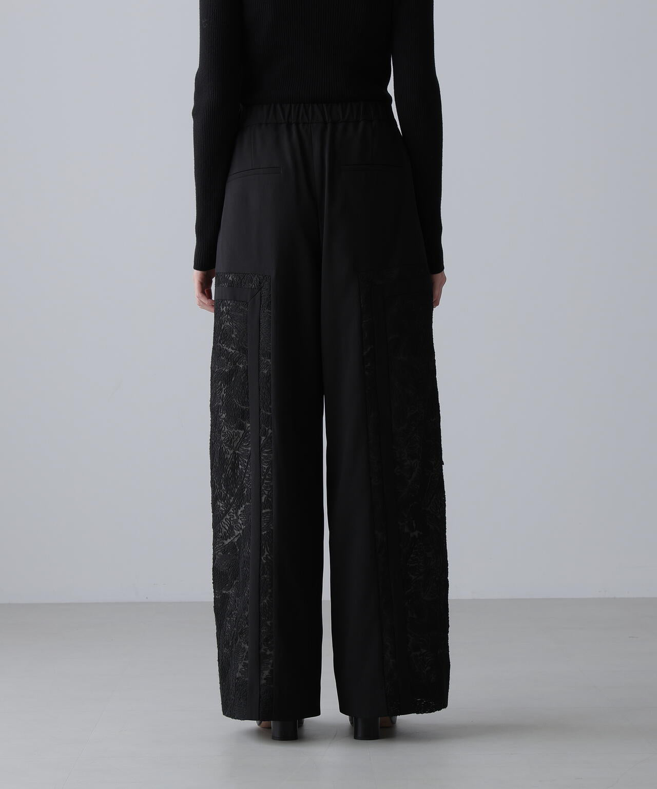 コードエンブロイダリーパンツ