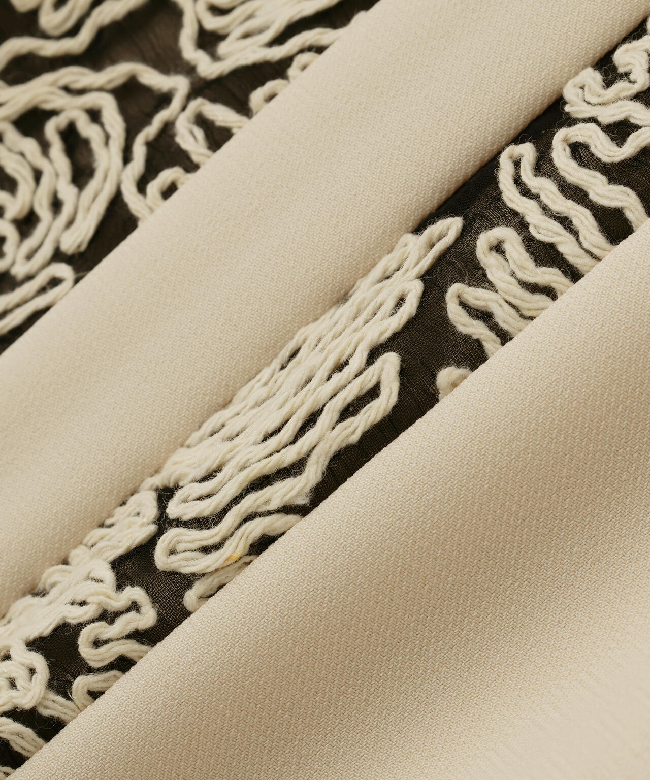 コードエンブロイダリーパンツ