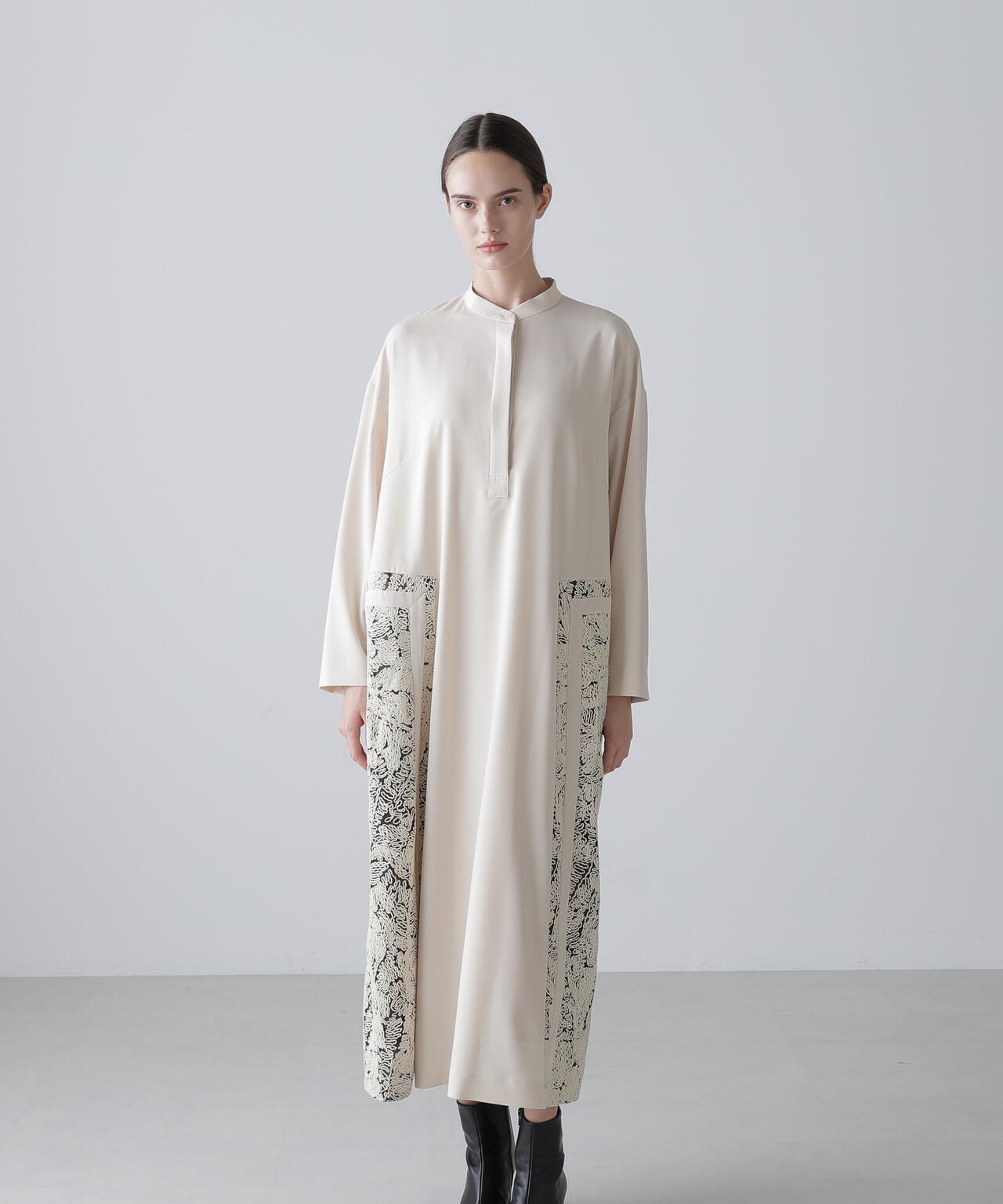 コードエンブロイダリーワンピース