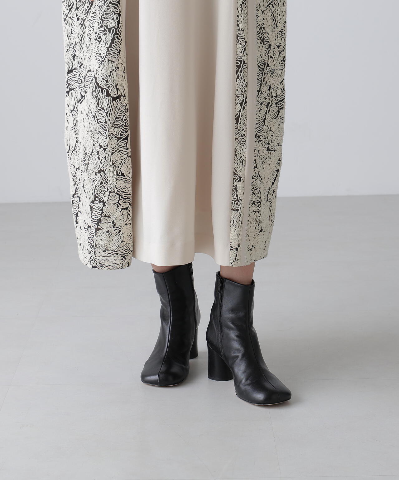 コードエンブロイダリーワンピース