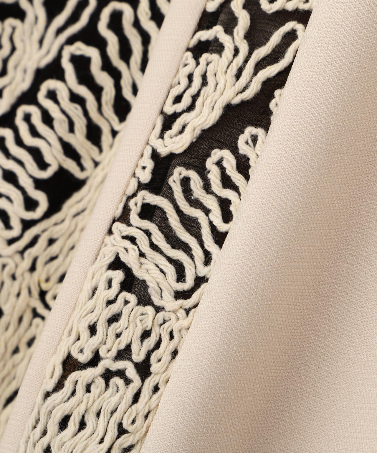 コードエンブロイダリーワンピース