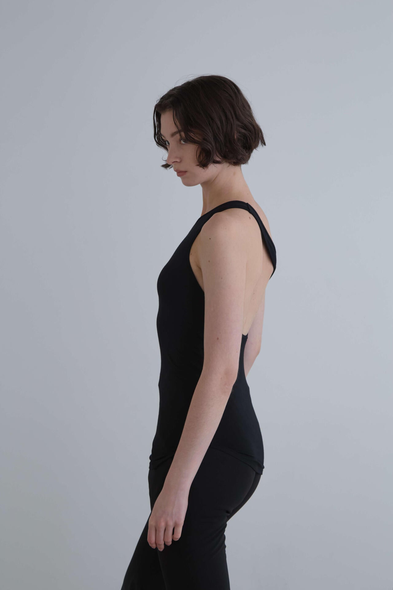 カップインワンショルダートップ