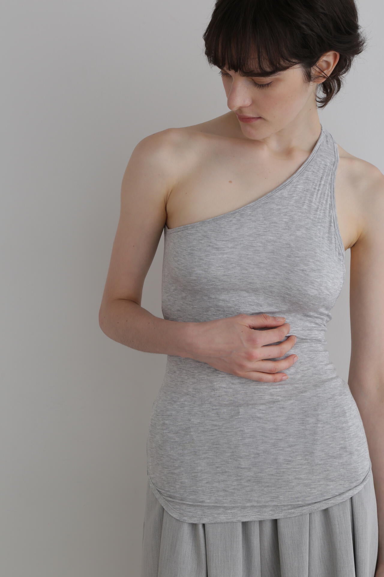 カップインワンショルダートップ