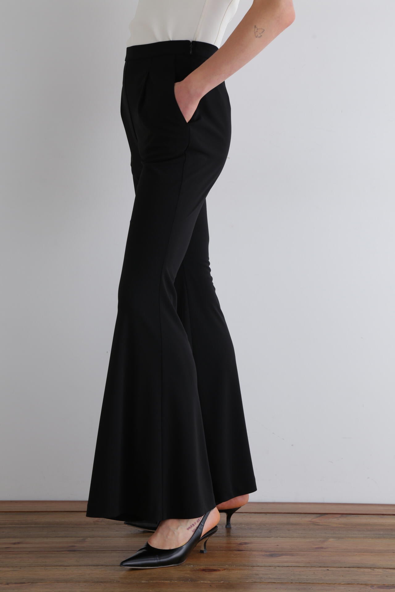 クールタッチスムースフレアパンツ