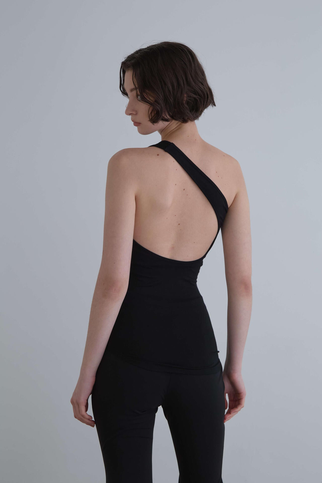 カップインワンショルダートップ