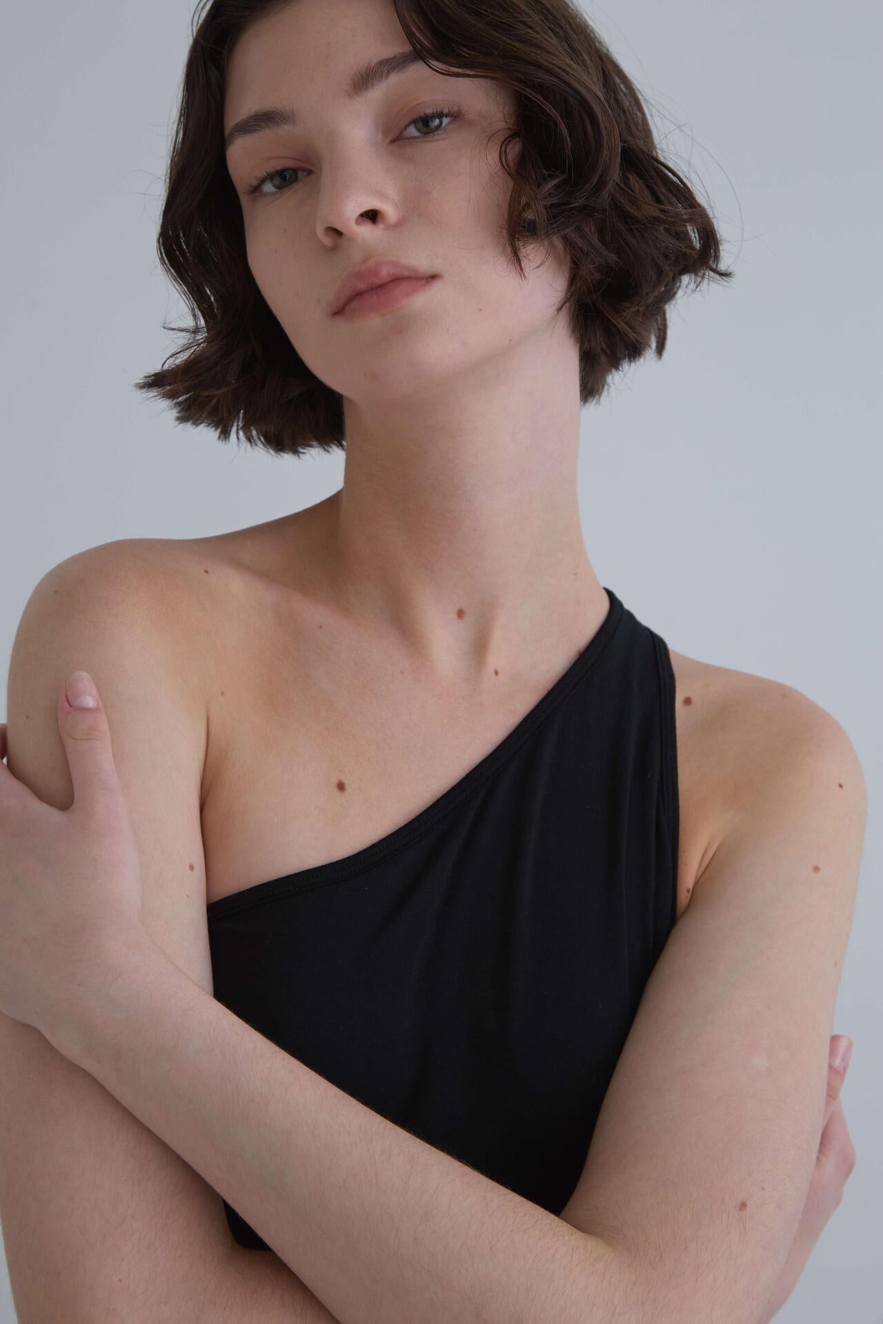 カップインワンショルダートップ