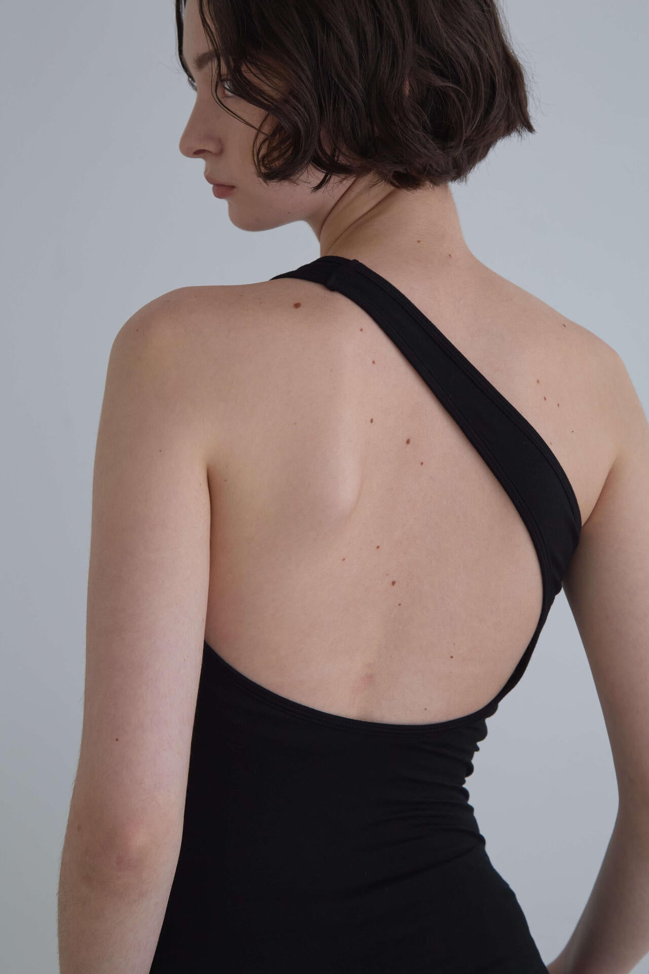 カップインワンショルダートップ