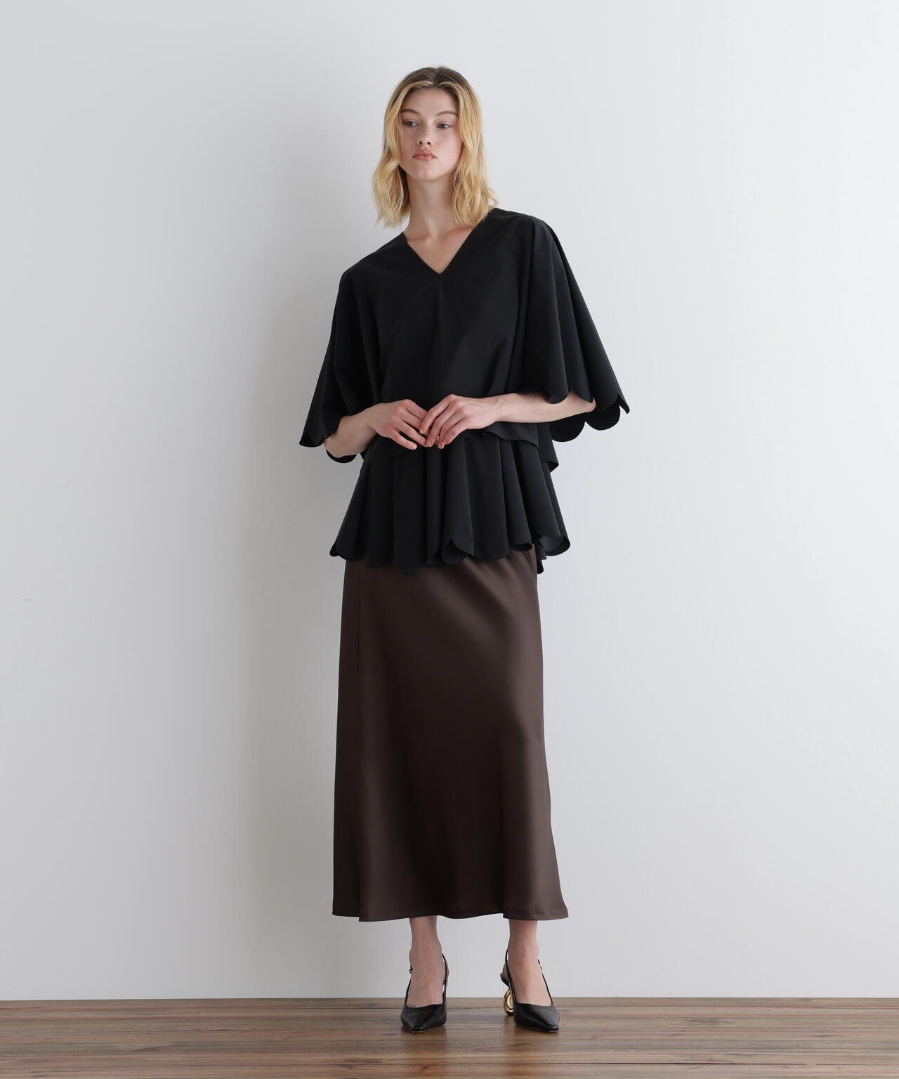 SOLOTEXブロードスカラップフレアスリーブブラウス