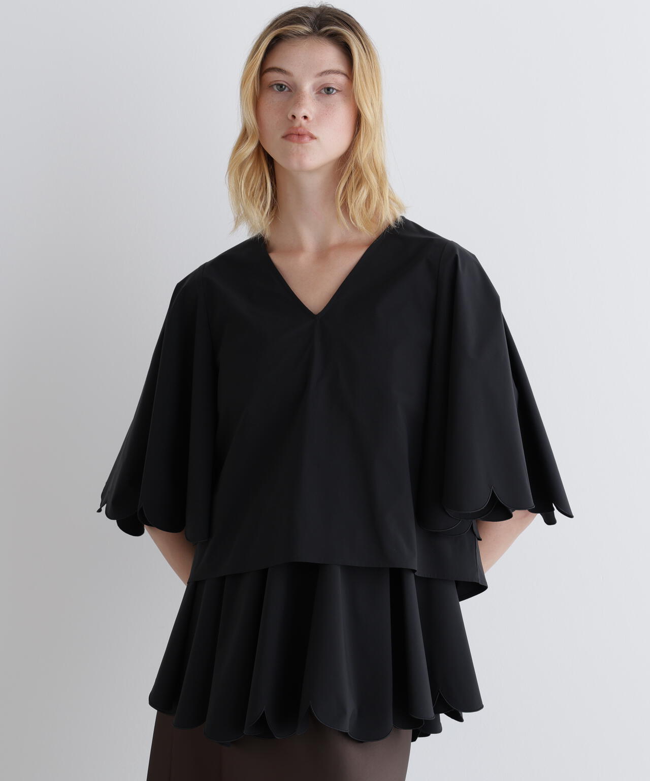 SOLOTEXブロードスカラップフレアスリーブブラウス