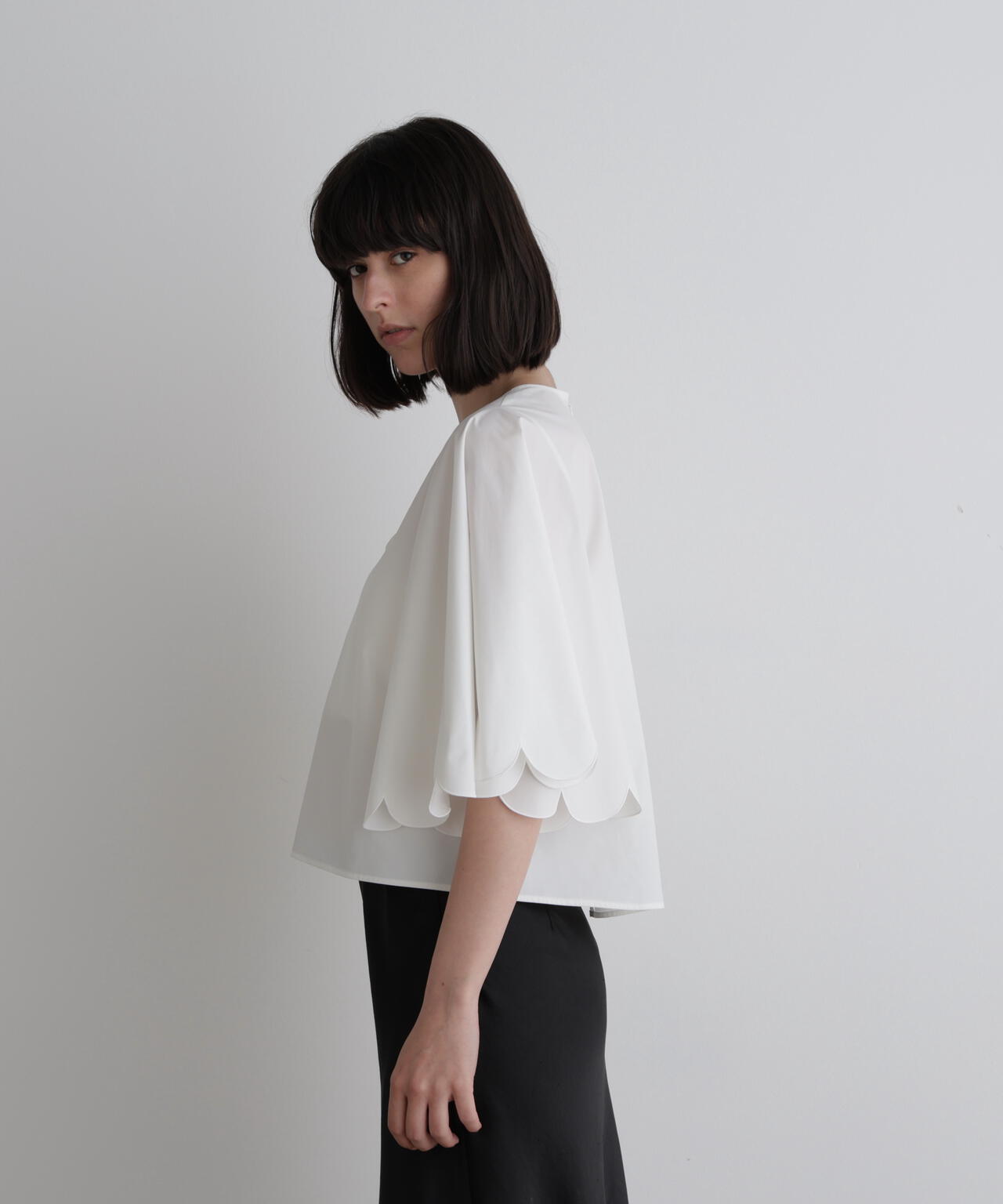 SOLOTEXブロードスカラップフレアスリーブブラウス