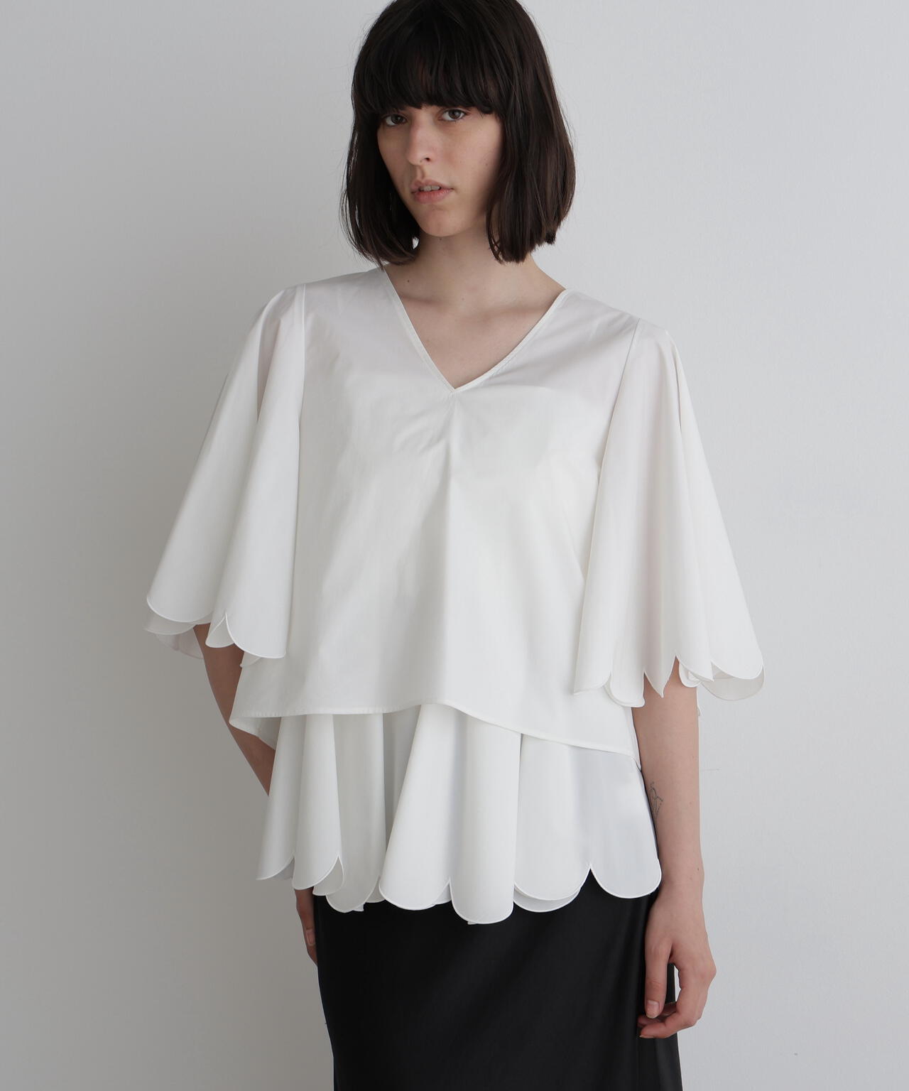 SOLOTEXブロードスカラップフレアスリーブブラウス