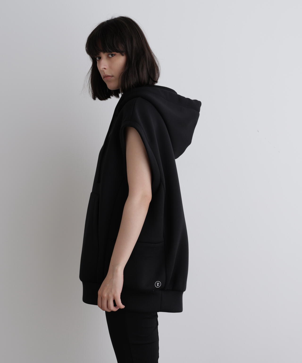 《LE PHIL SPORTS》テックダンボールノースリフーディ