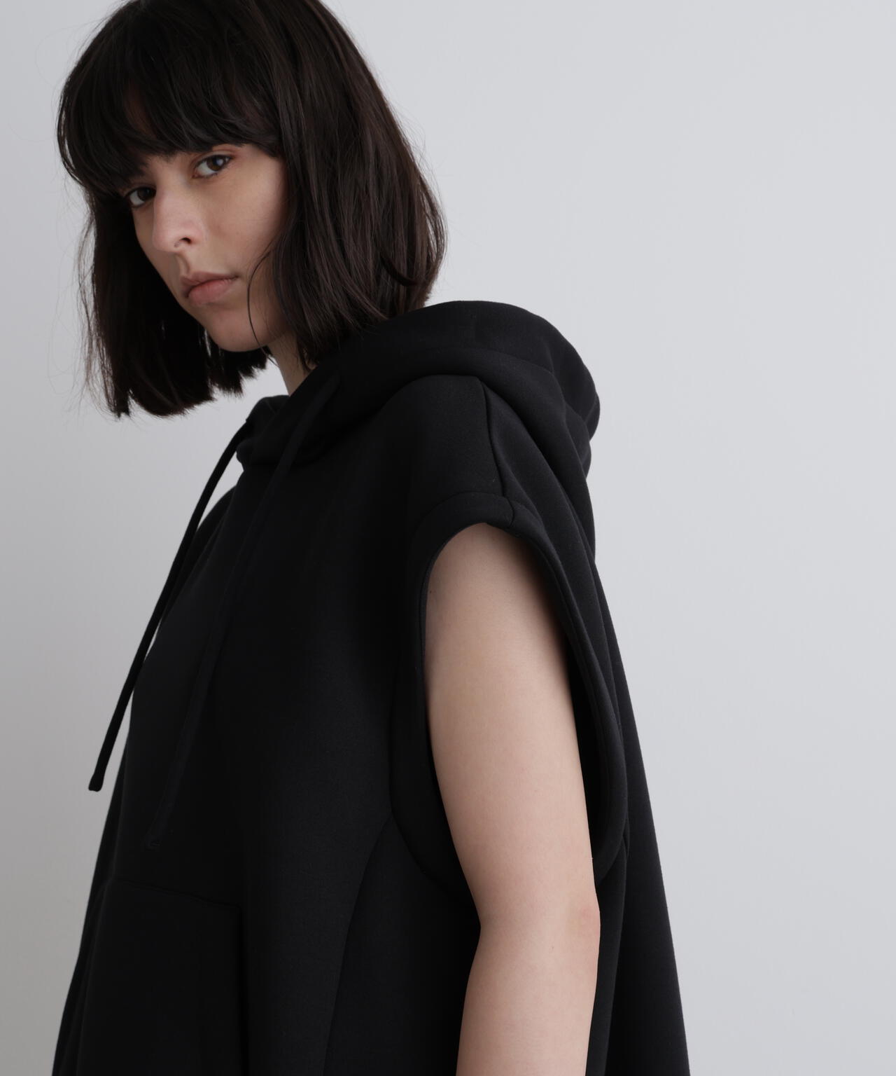 《LE PHIL SPORTS》テックダンボールノースリフーディ