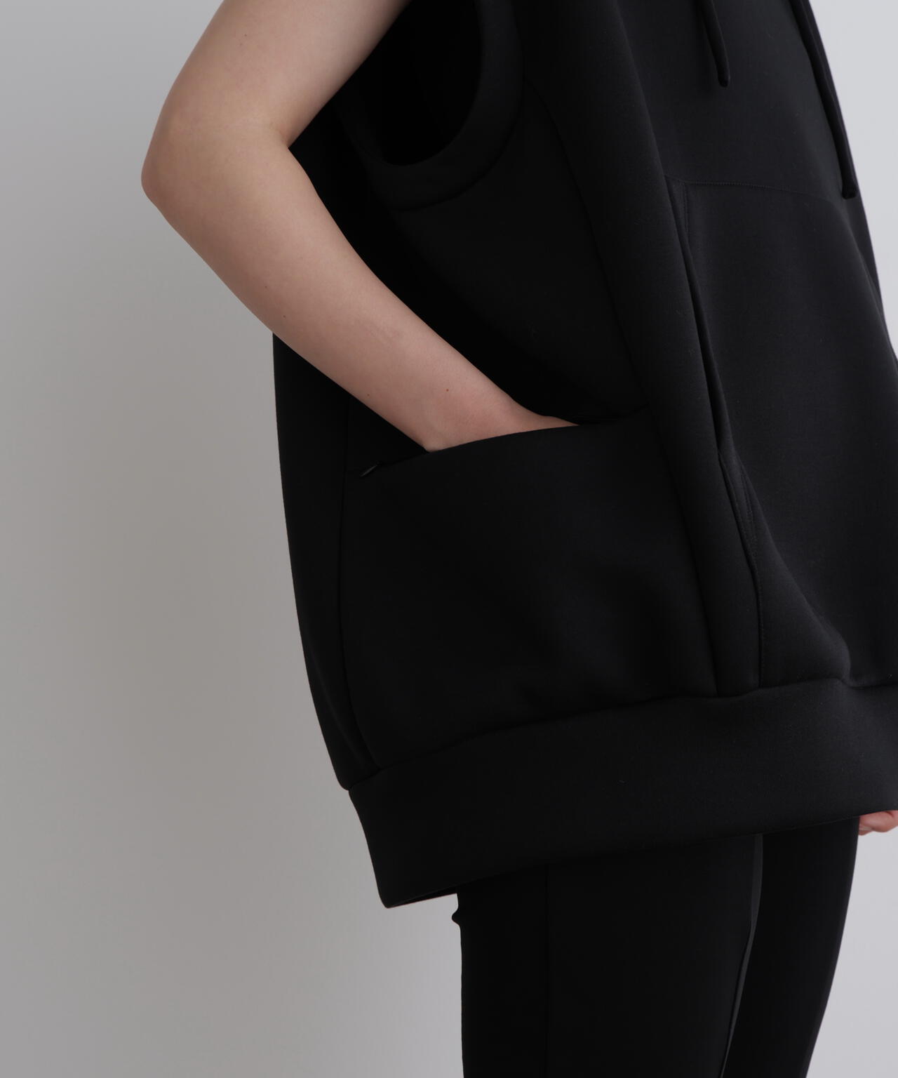 《LE PHIL SPORTS》テックダンボールノースリフーディ