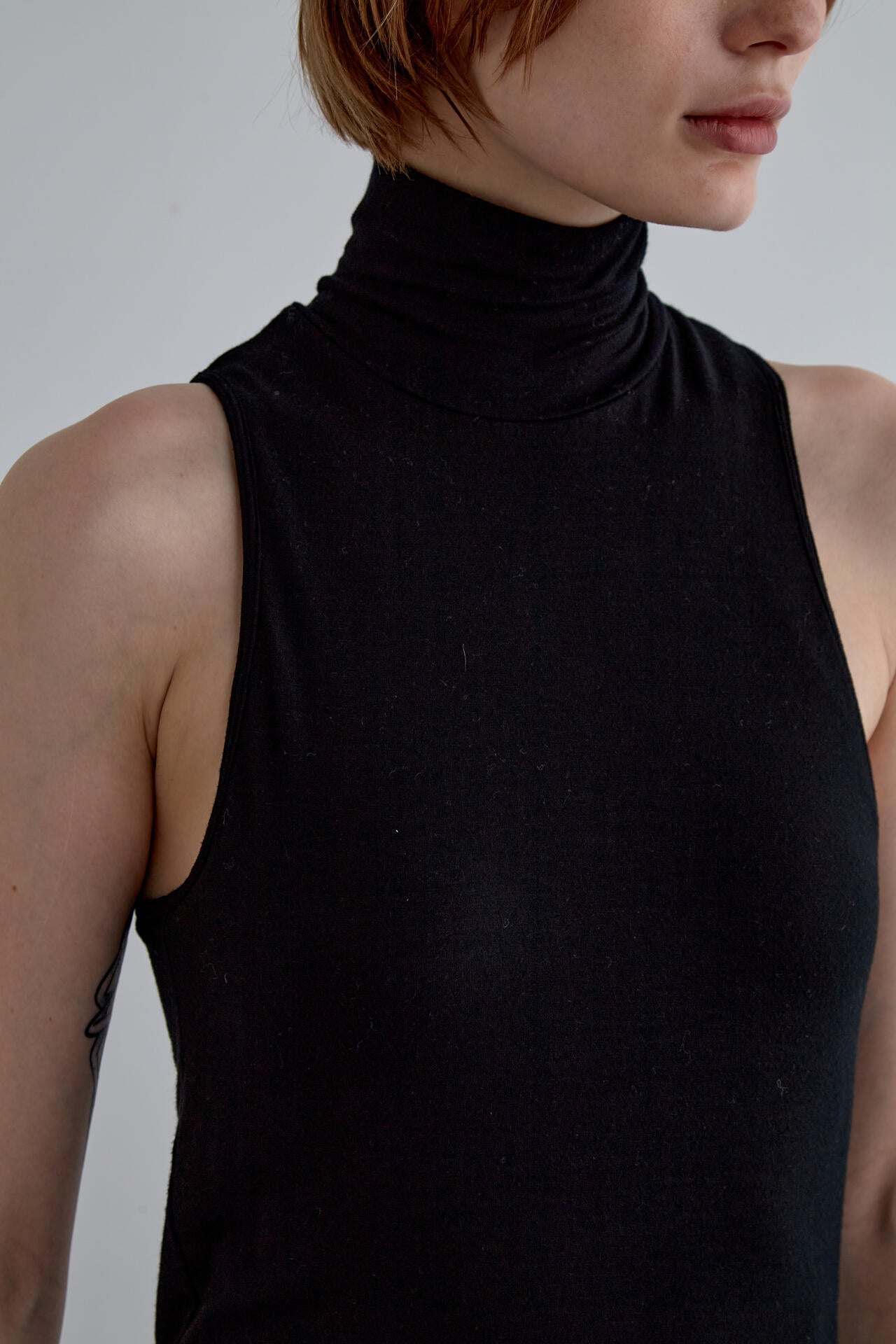 カップインハイネックトップ