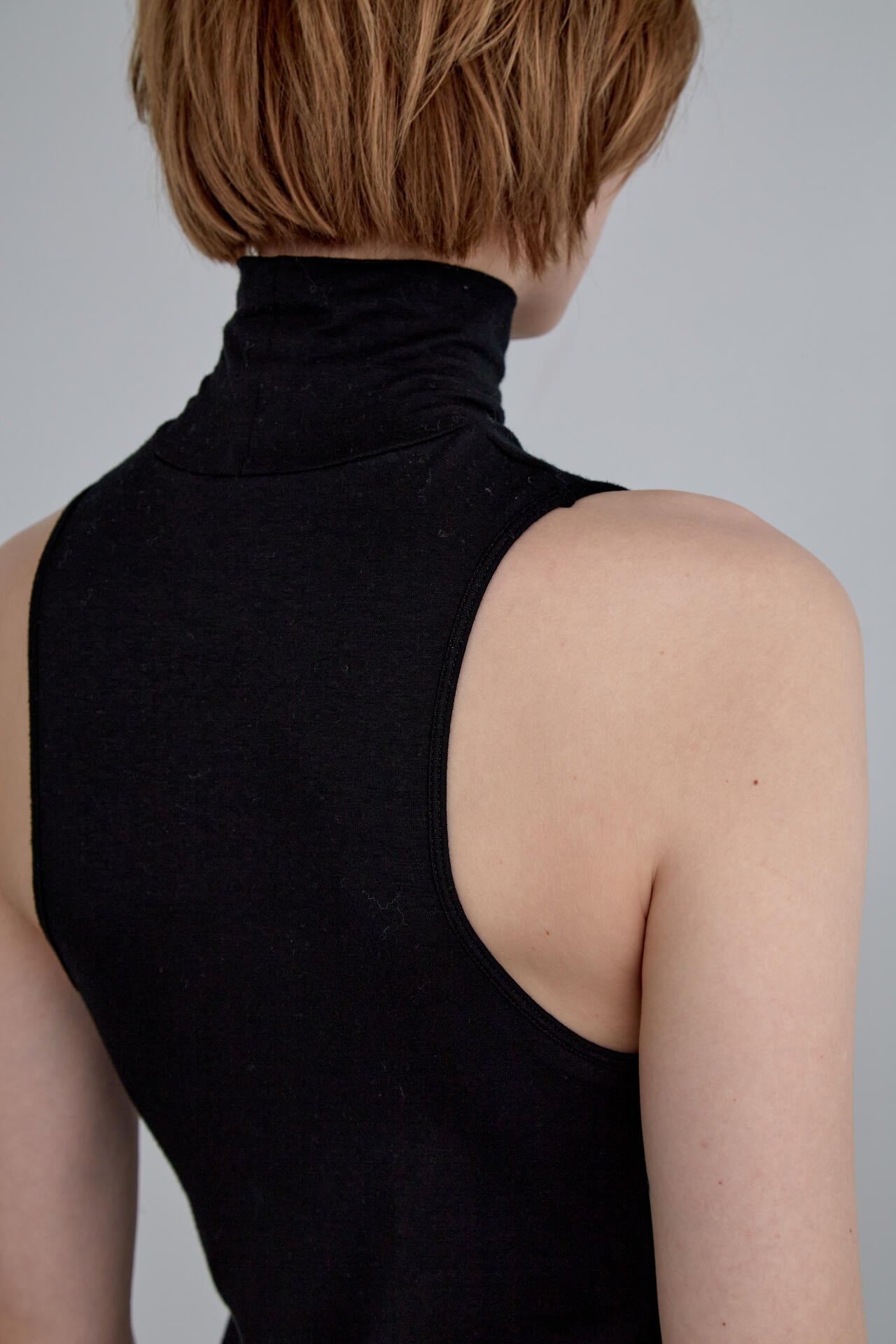 カップインハイネックトップ