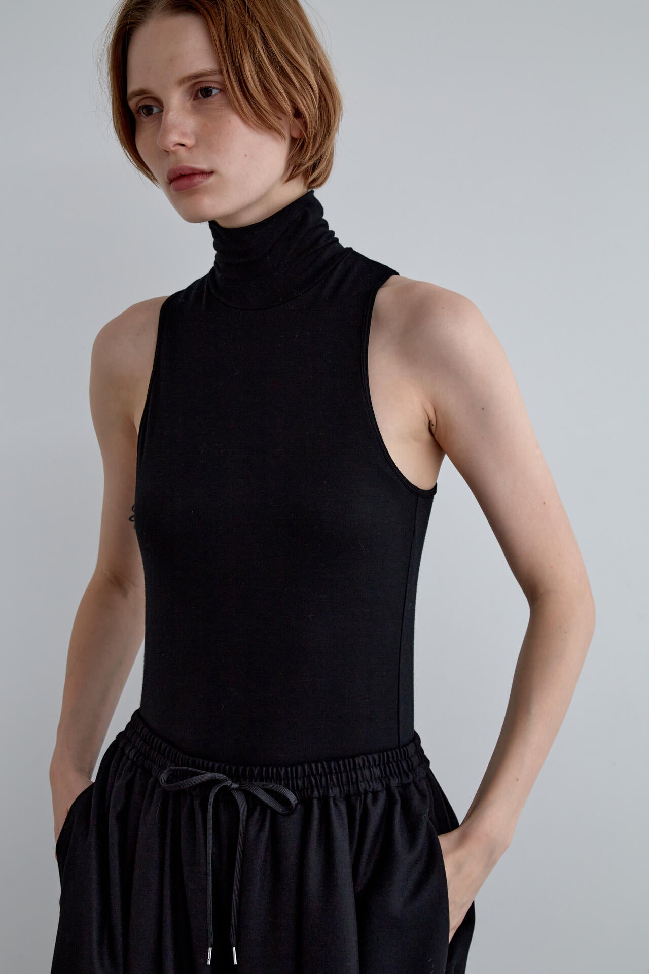 カップインハイネックトップ