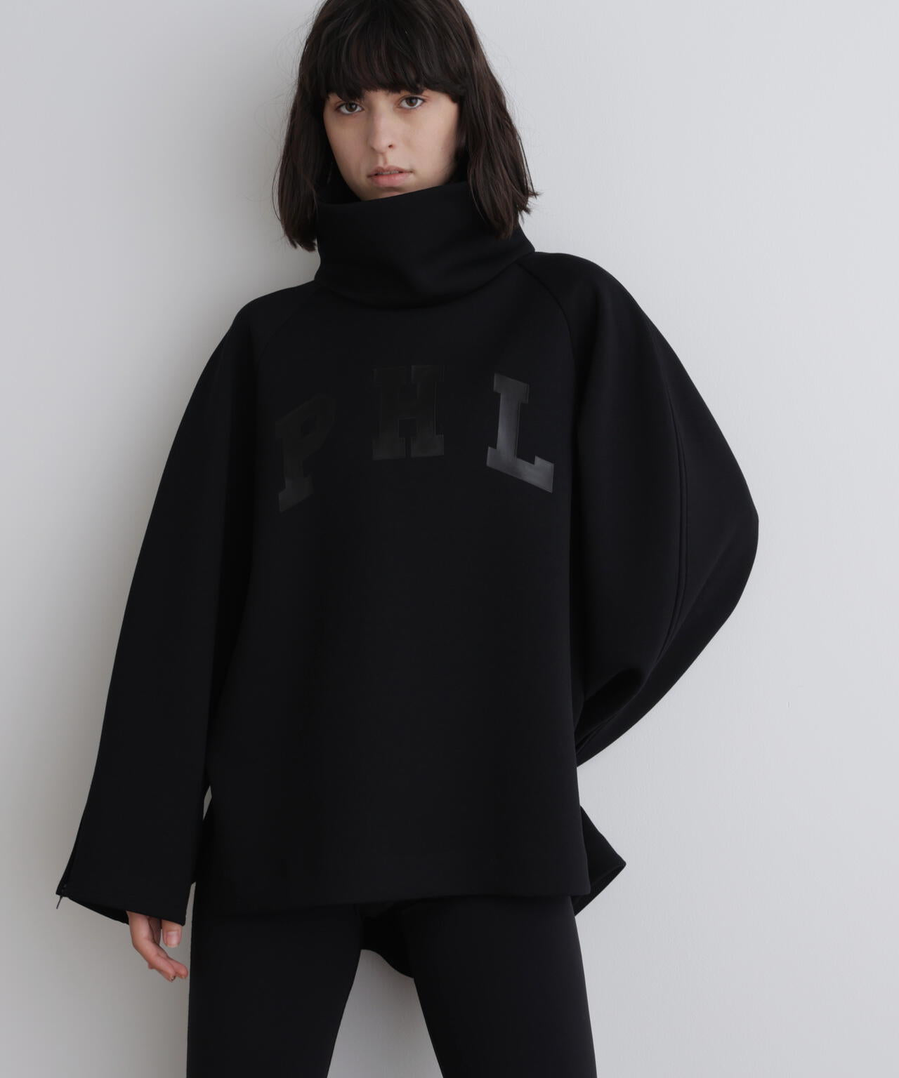 《LE PHIL SPORTS》ライトダンボールレタードプルオーバー