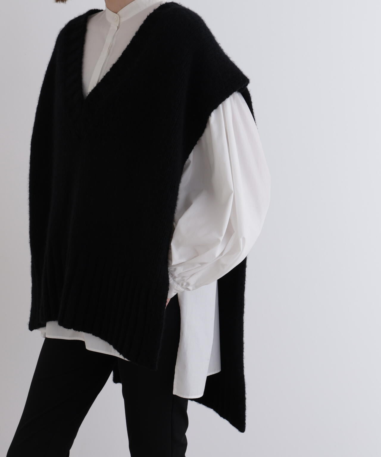 Vネックニットジレ