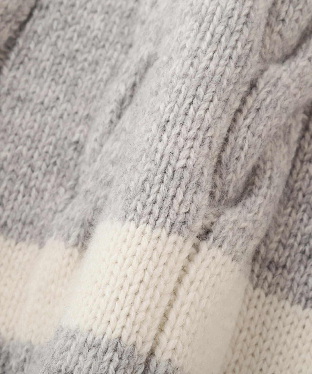 ウールミドルゲージケーブルニット