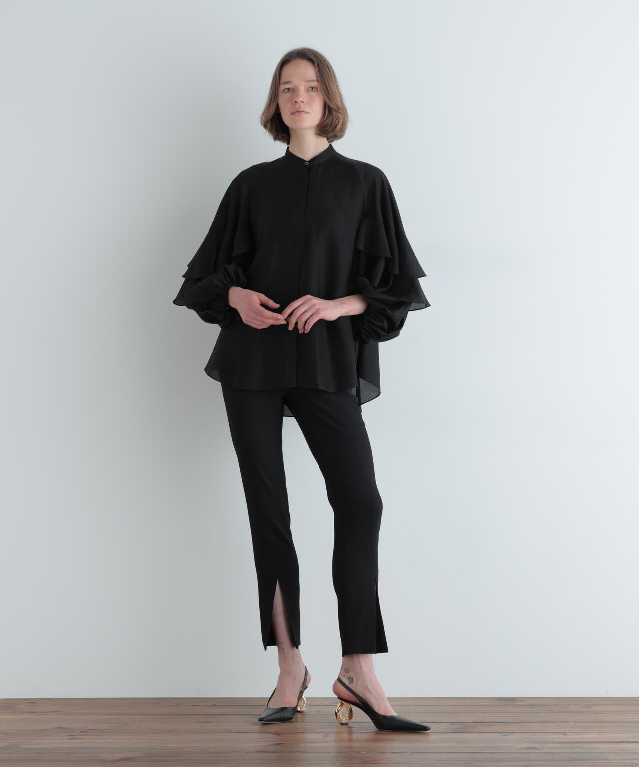 スタンドカラーフリルブラウス