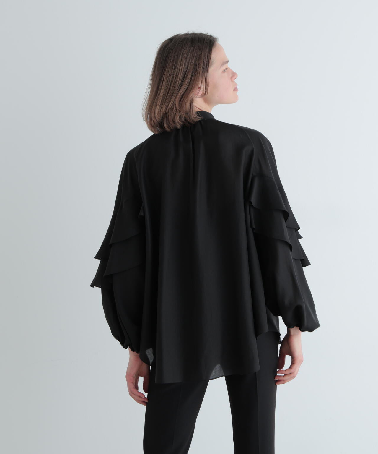 スタンドカラーフリルブラウス