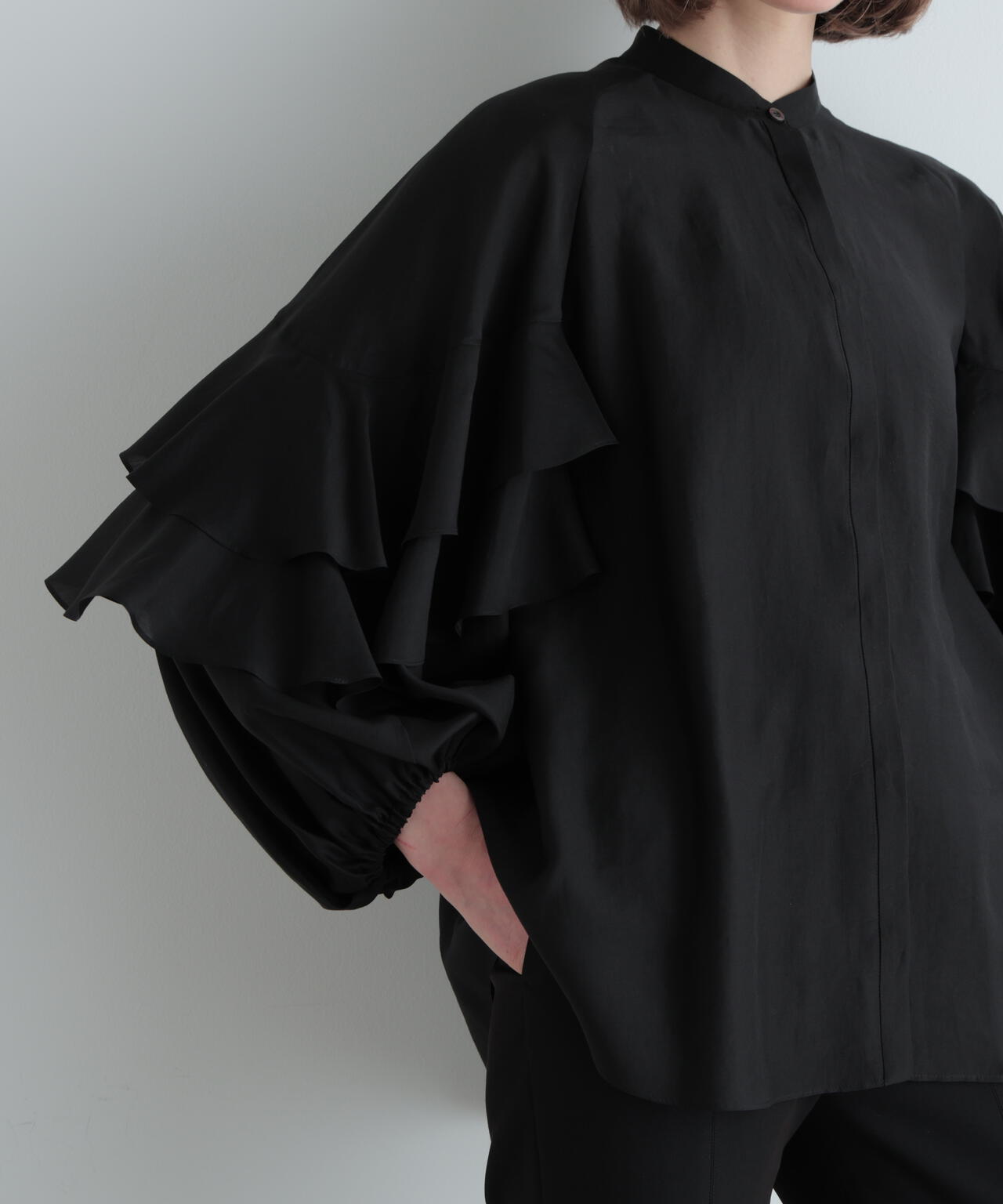 スタンドカラーフリルブラウス