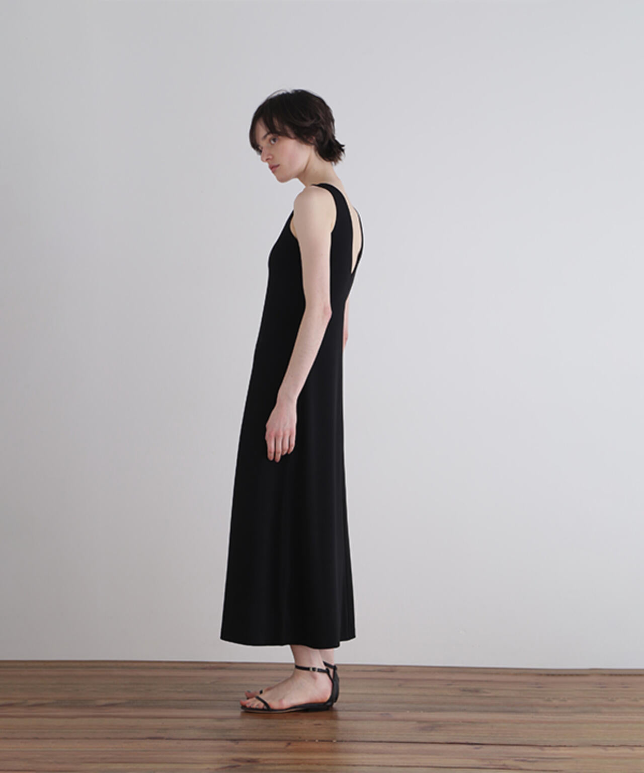 カップインUネックドレス