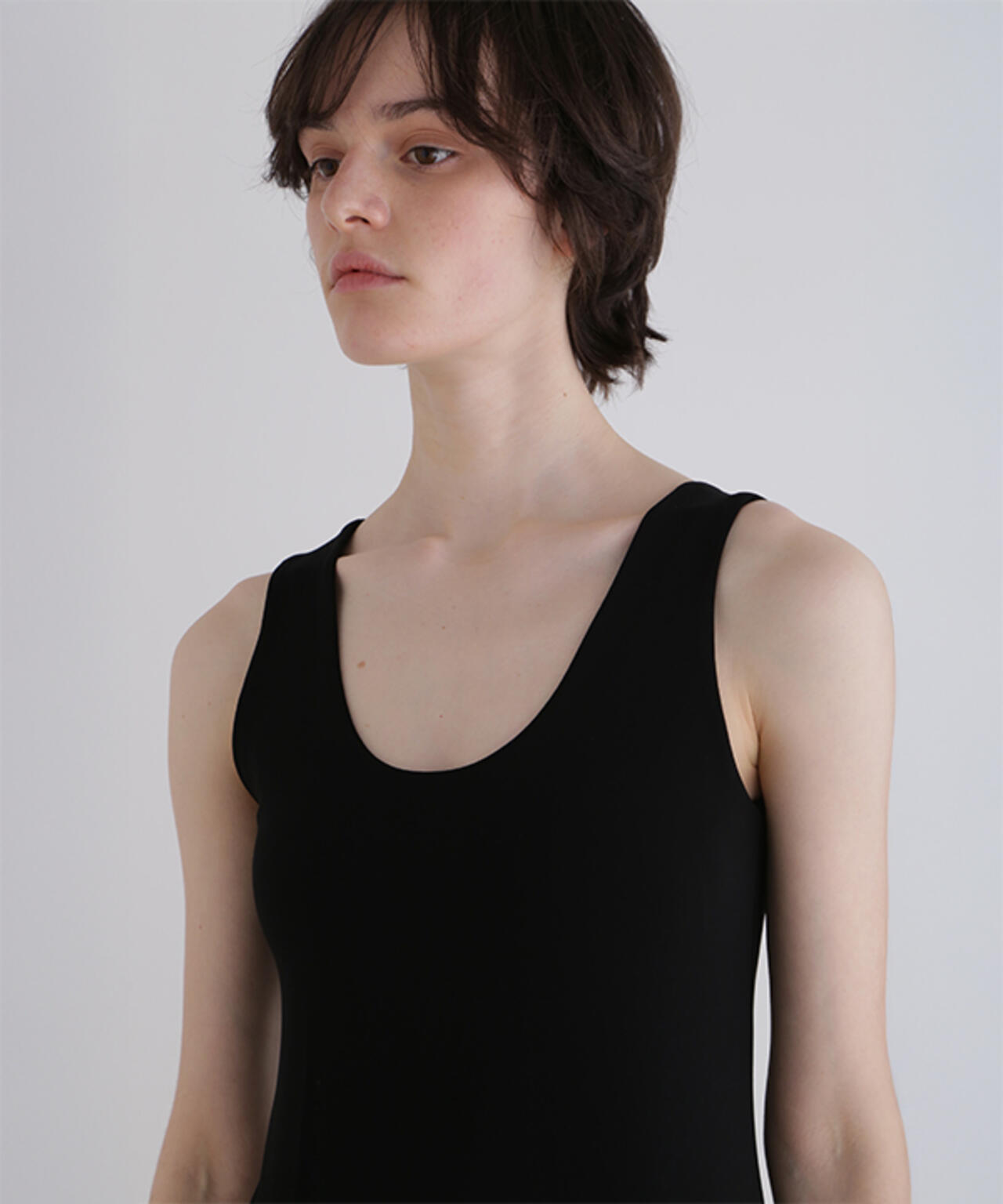 カップインUネックドレス