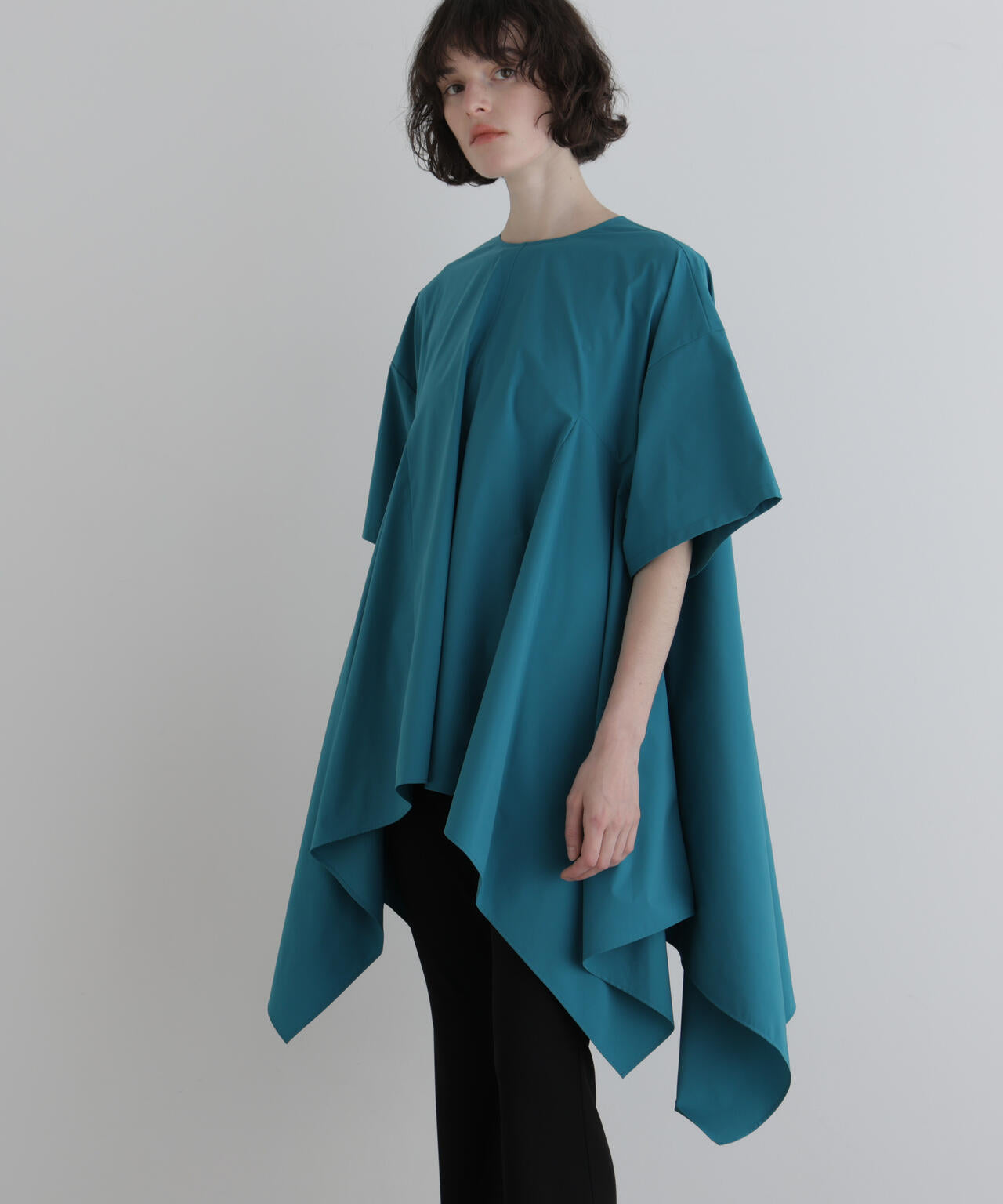 身長177cm B81 W59 H89 着用サイズ:F