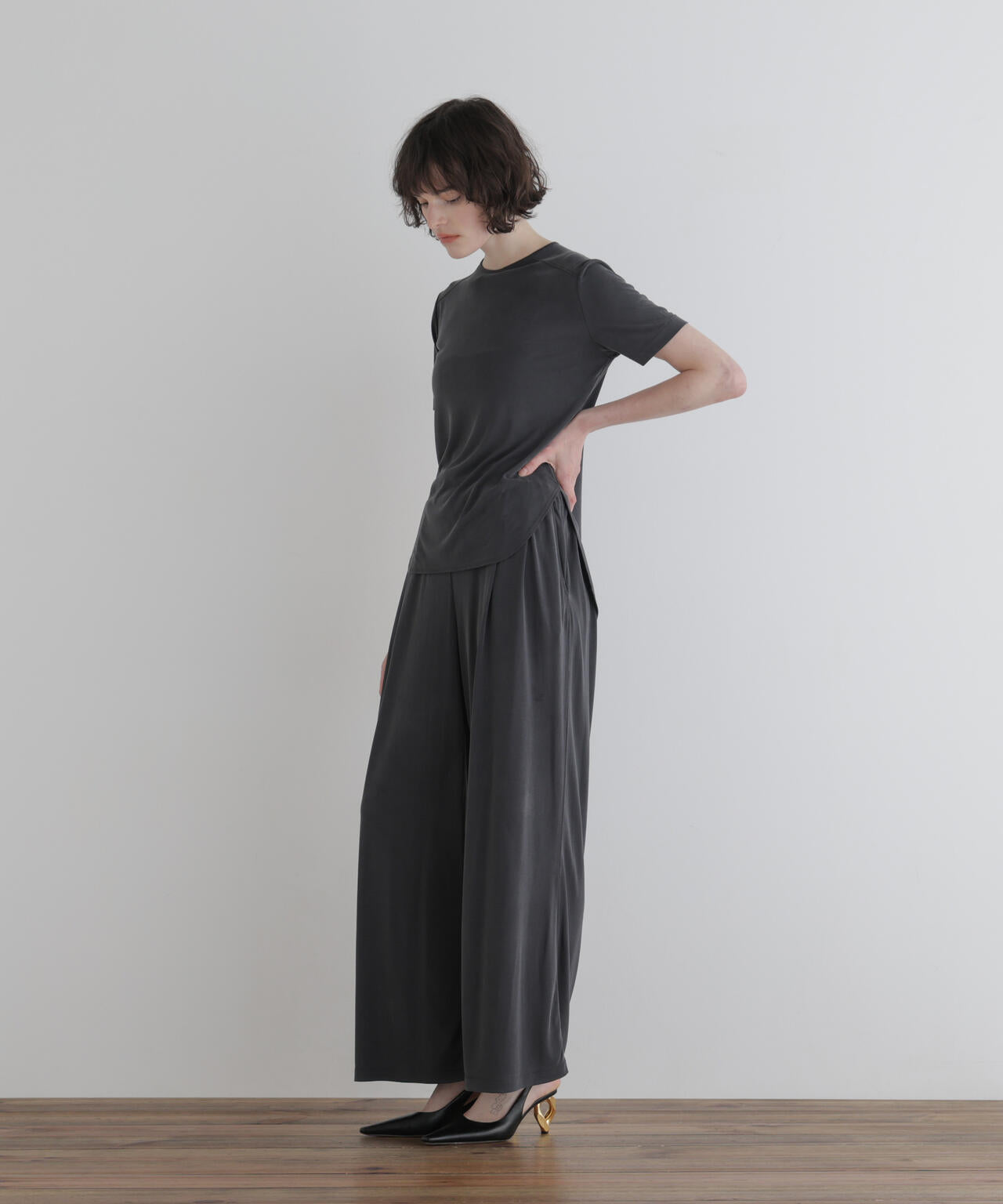 身長177cm B81 W59 H89 着用サイズ:F