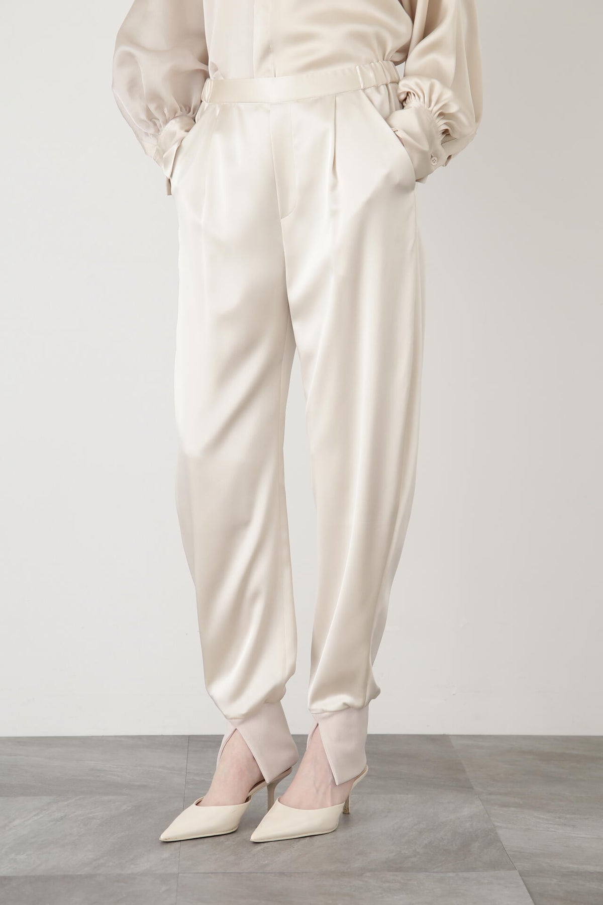 【TV着用】Curvy Jogger Satin Pants