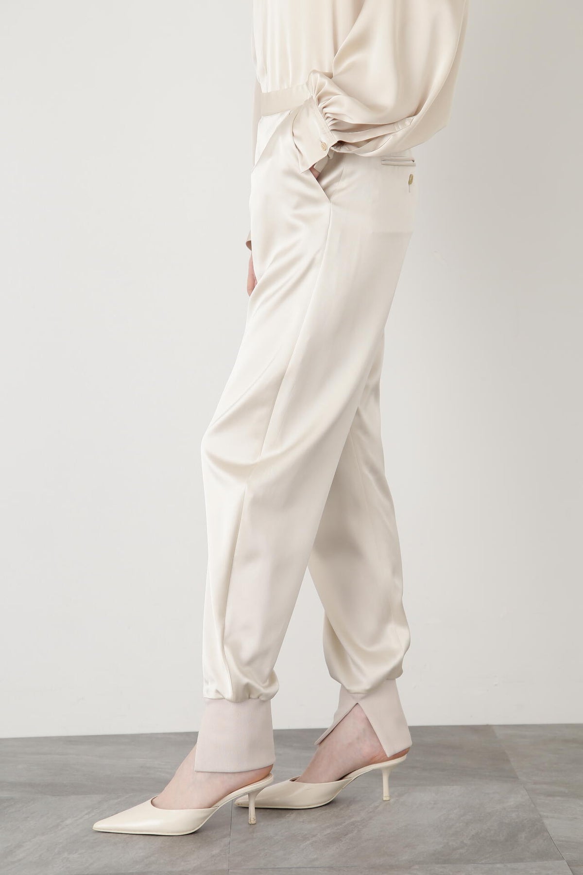 【TV着用】Curvy Jogger Satin Pants