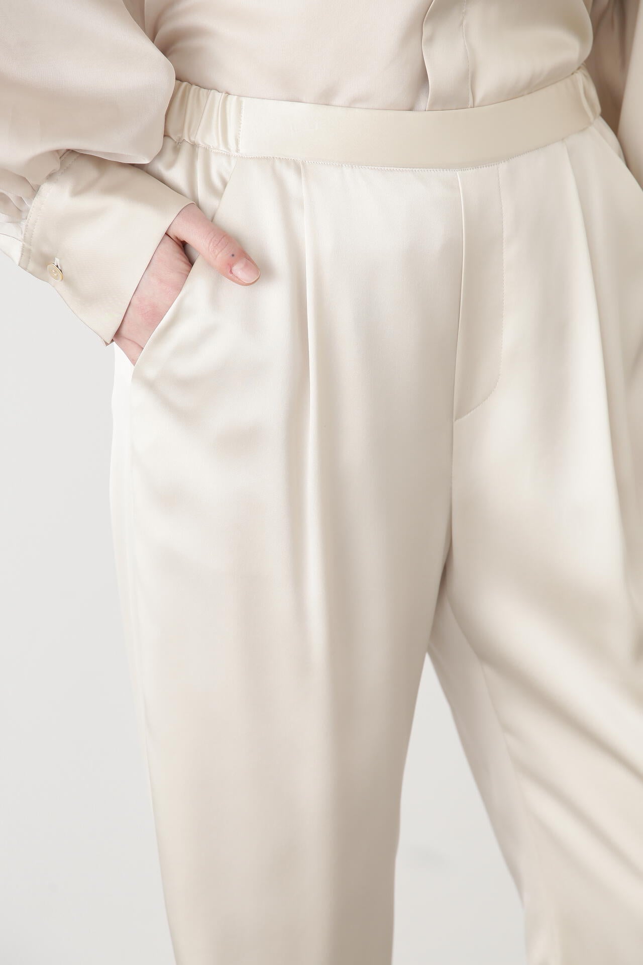 【TV着用】Curvy Jogger Satin Pants