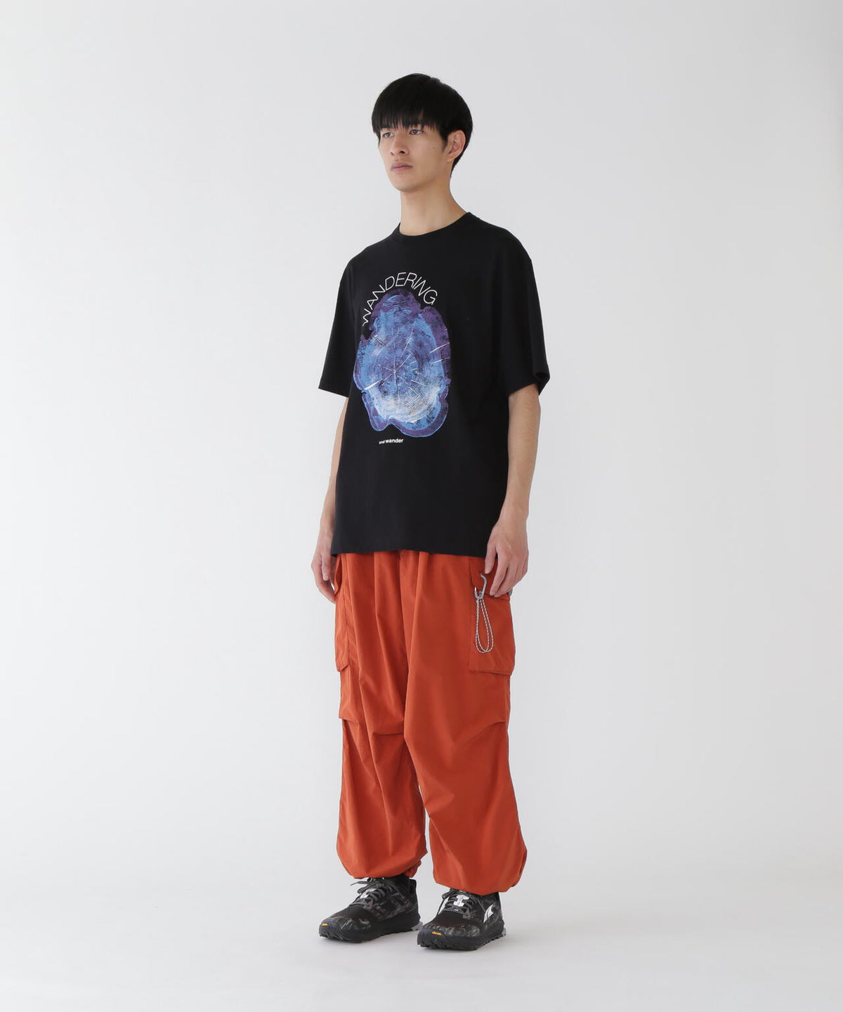 WANDERING printed T | コットン ポリエステル プレーティング天竺 ロゴプリントTシャツ