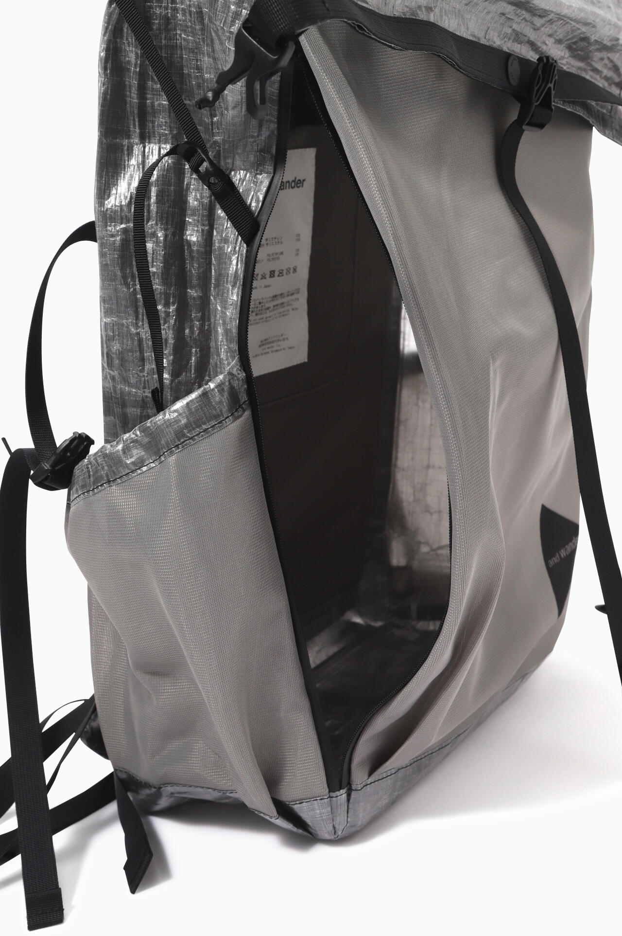 UL backpack with Dyneema