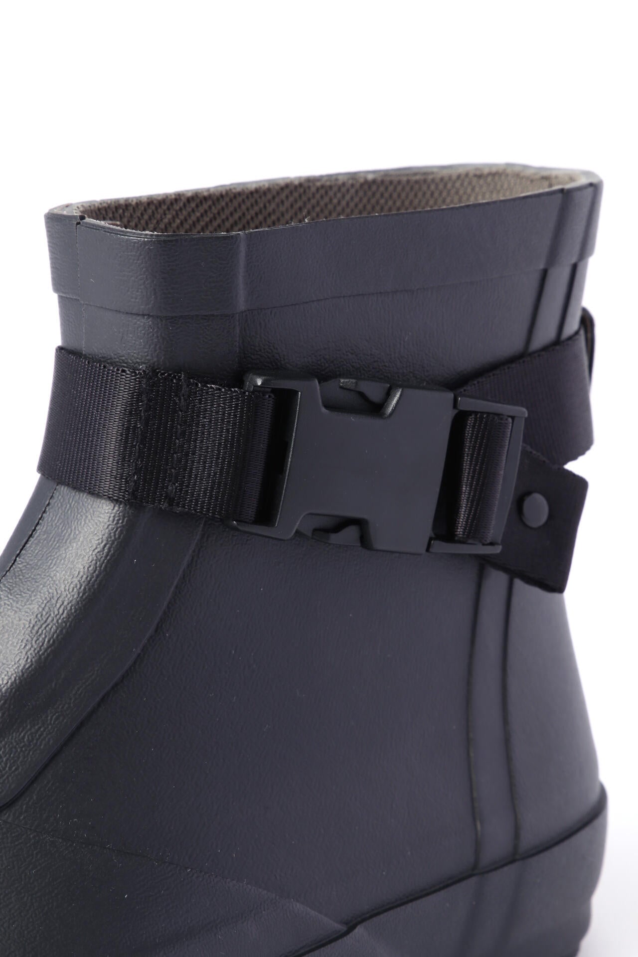 RUBBER RAIN BOOTS