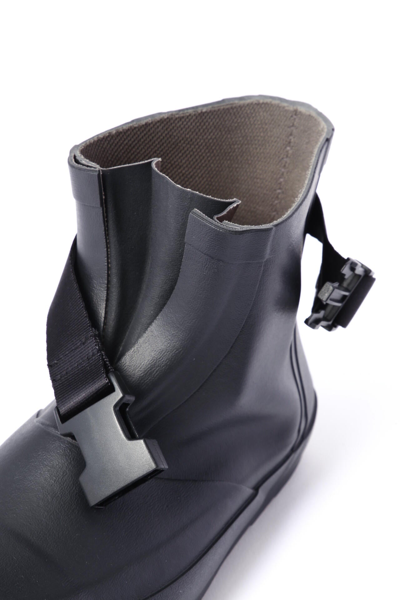 RUBBER RAIN BOOTS