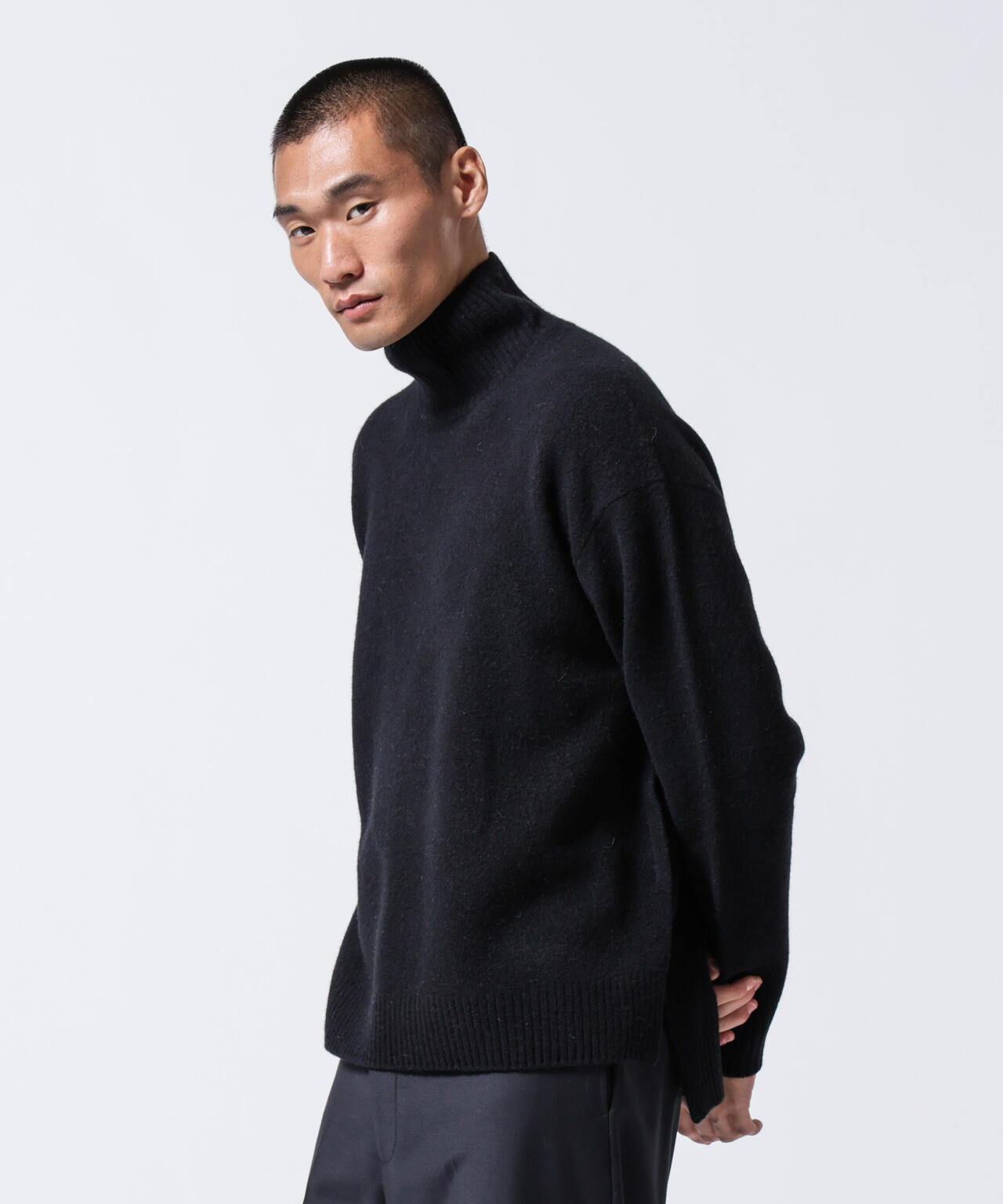 「ASSEMBLANC」プーギノックラムルーズハイネックセーター