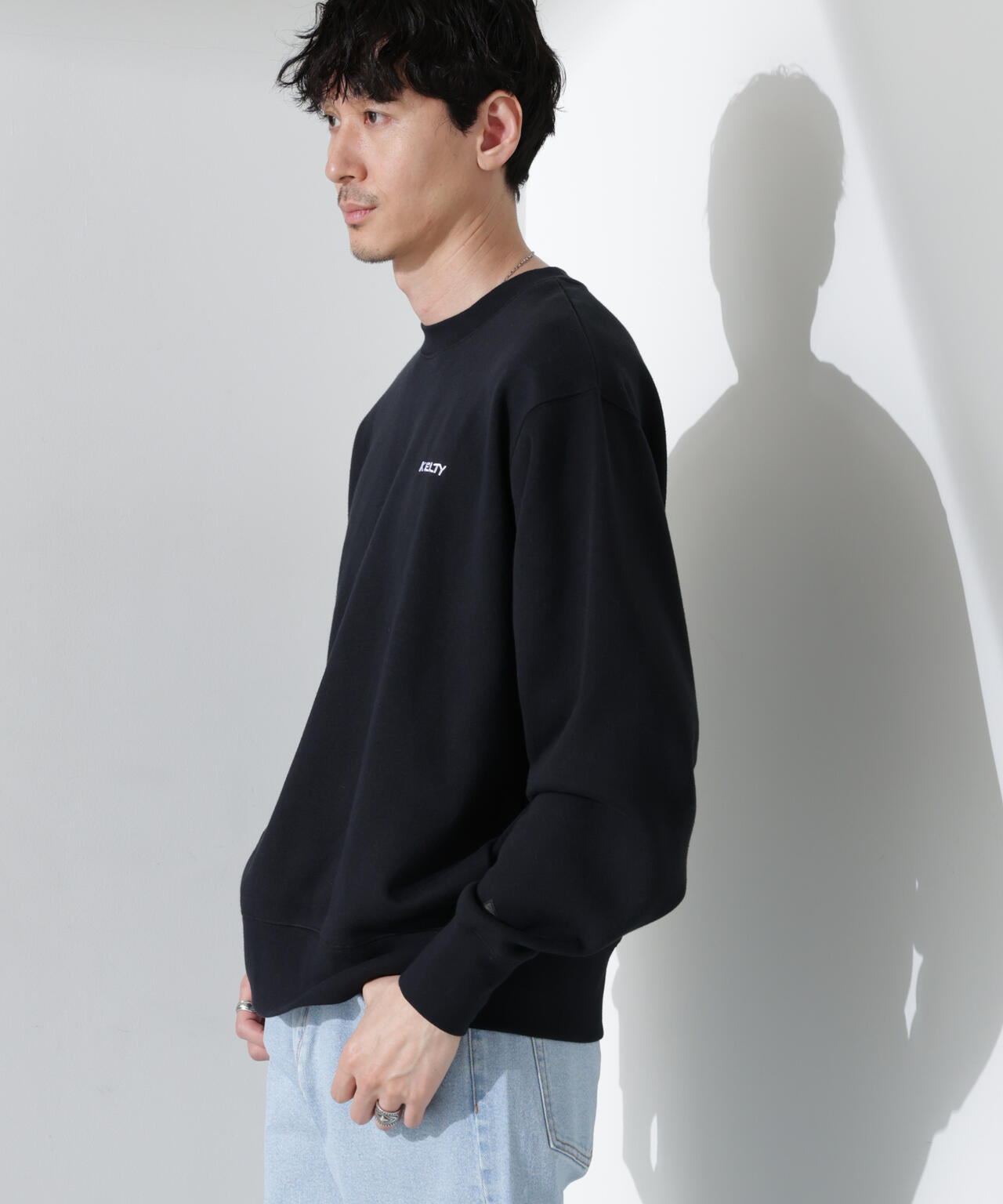 「KELTY×NANO universe」ミニロゴクルーネックスウェット