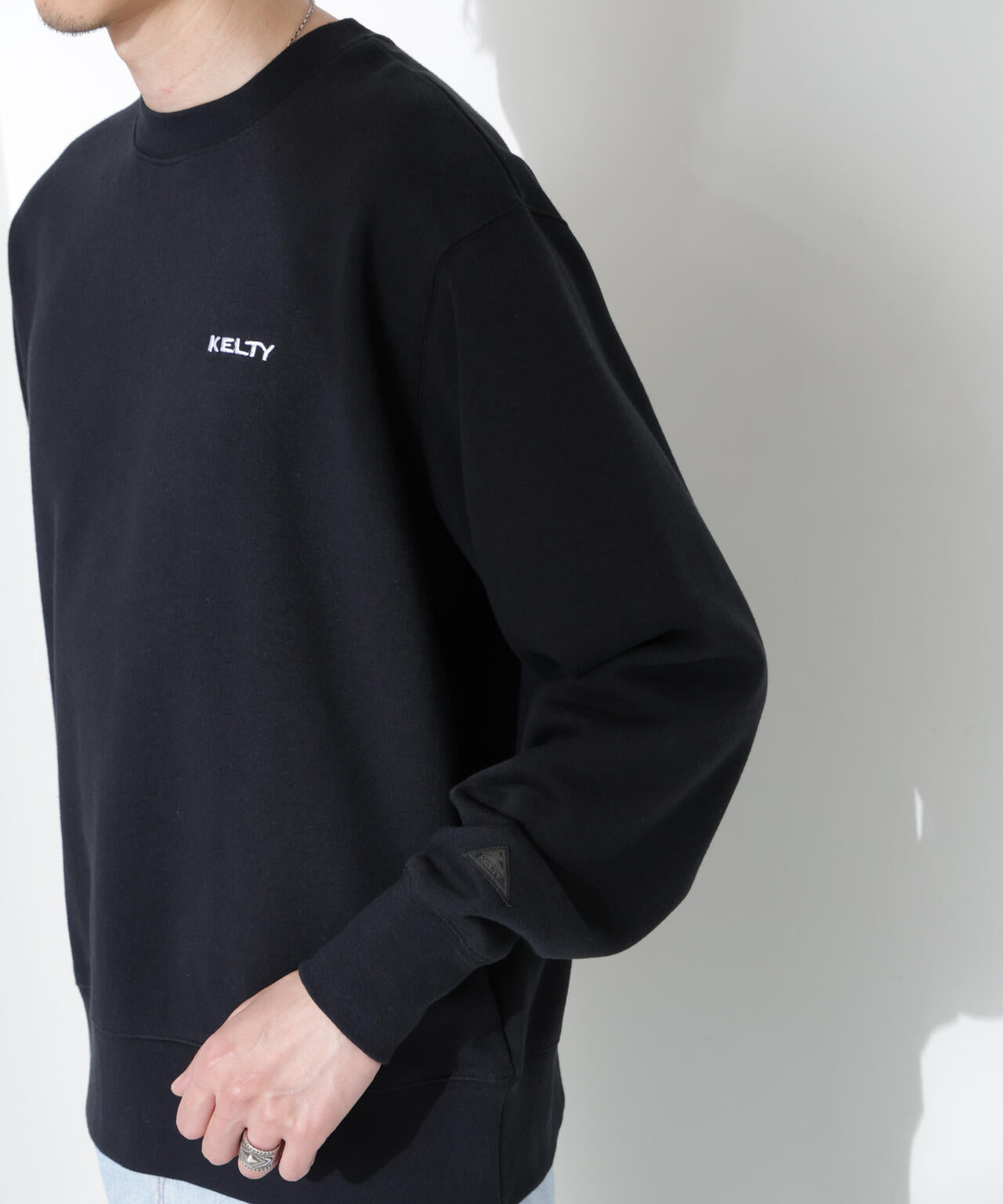 「KELTY×NANO universe」ミニロゴクルーネックスウェット