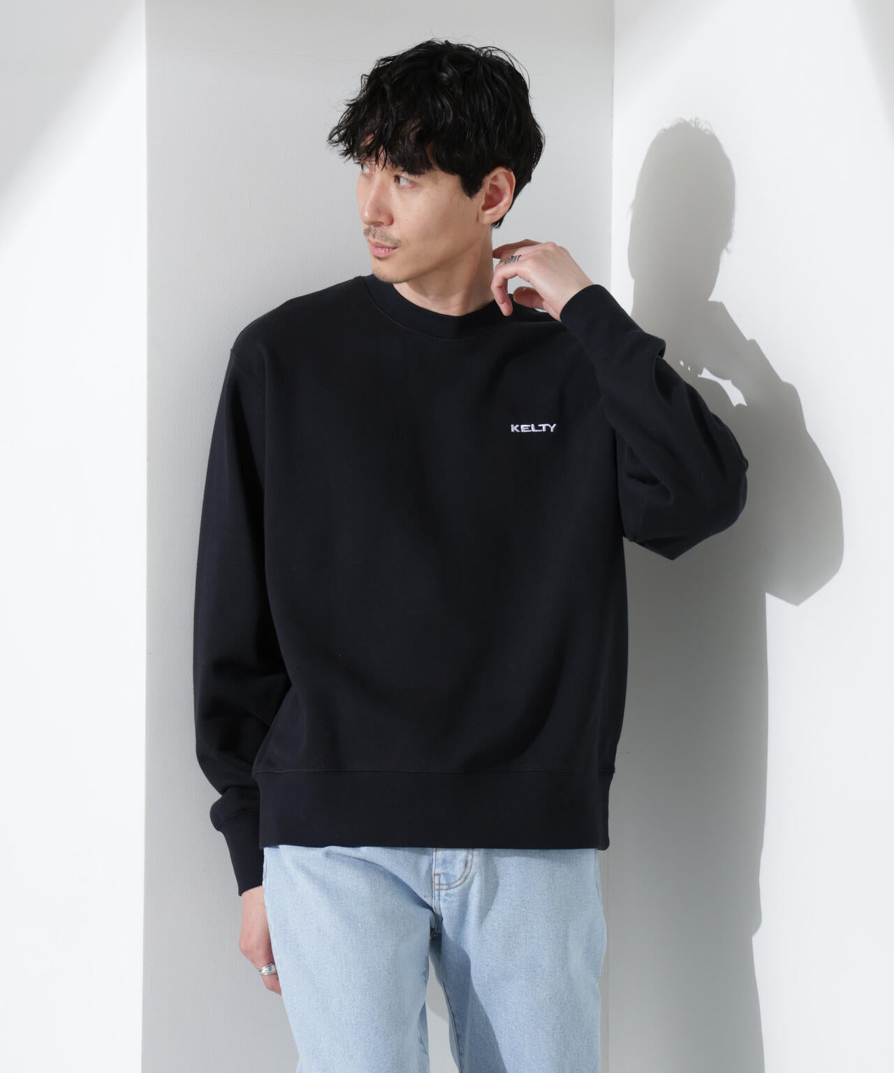 「KELTY×NANO universe」ミニロゴクルーネックスウェット