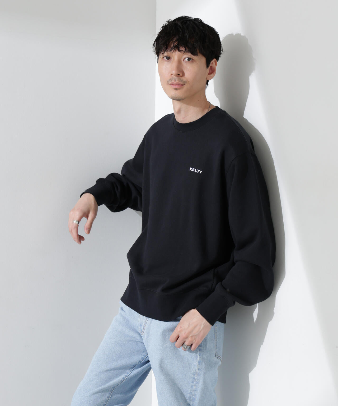 「KELTY×NANO universe」ミニロゴクルーネックスウェット