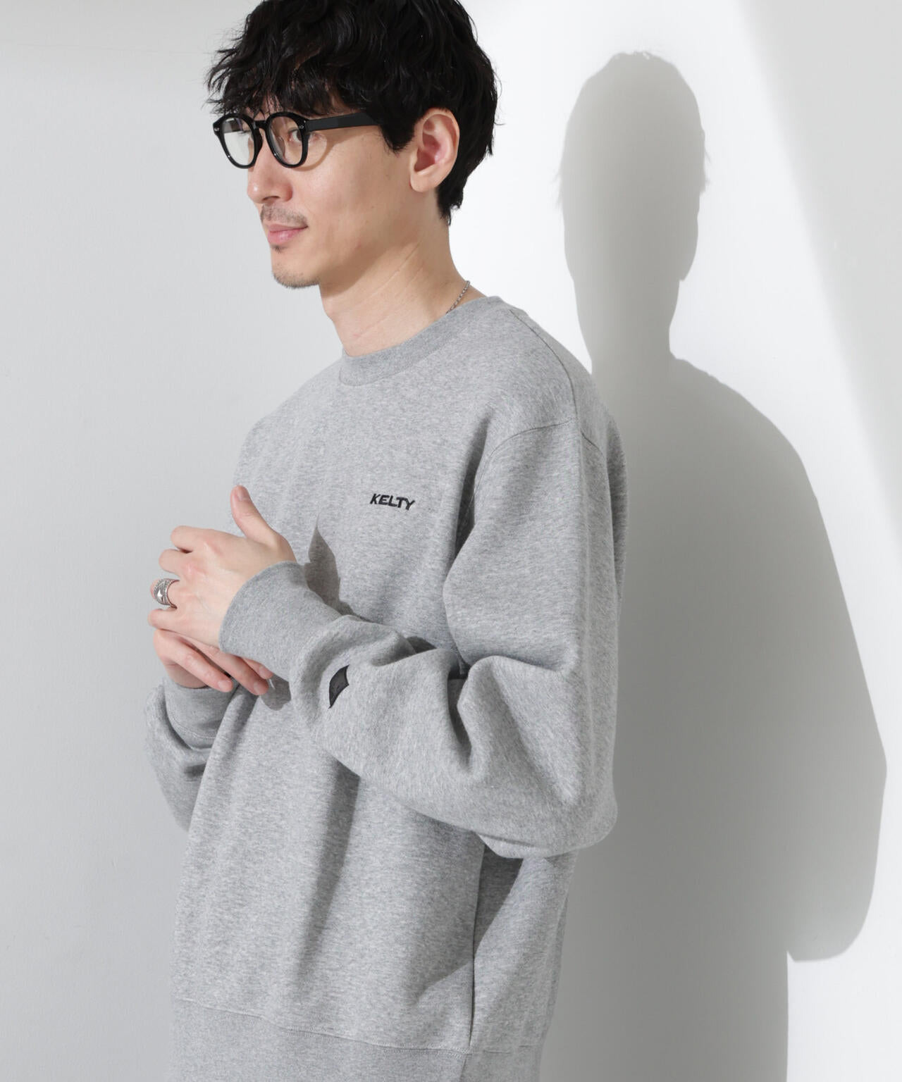 「KELTY×NANO universe」ミニロゴクルーネックスウェット