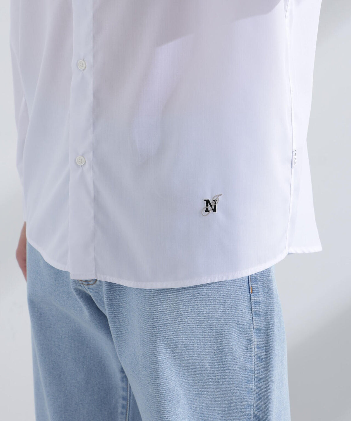「NJ/CLUB」ロゴ刺繍リラックスレギュラーカラーシャツ